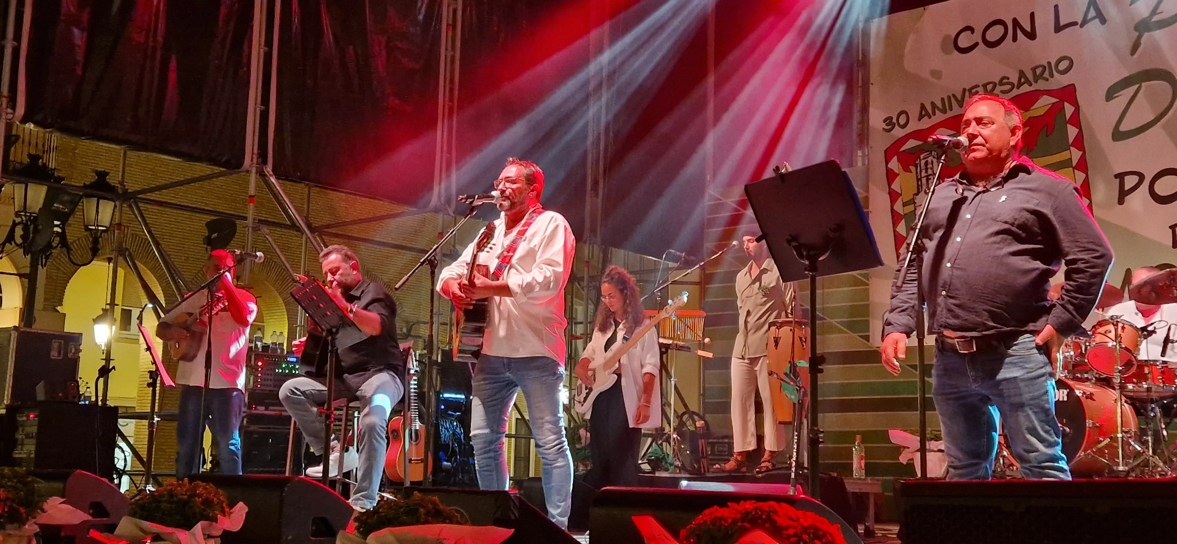 Os Mainates celebrando el 30º aniversario de la Peña 10 D'Agosto. Foto Myriam Martínez 