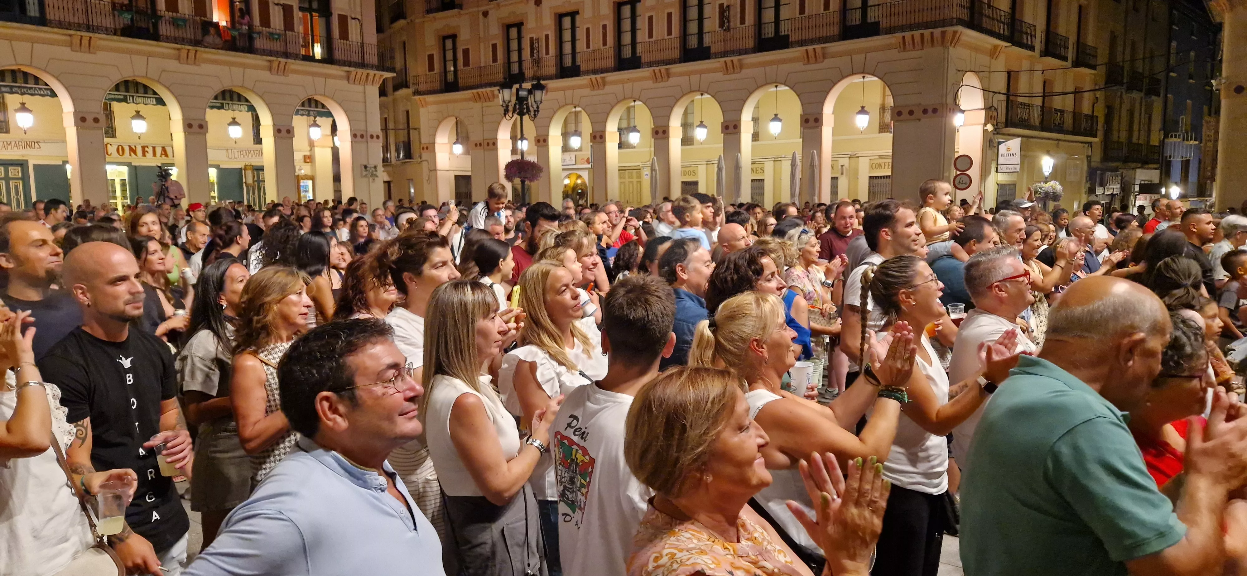 Os Mainates celebrando el 30º aniversario de la Peña 10 D'Agosto. Foto Myriam Martínez 