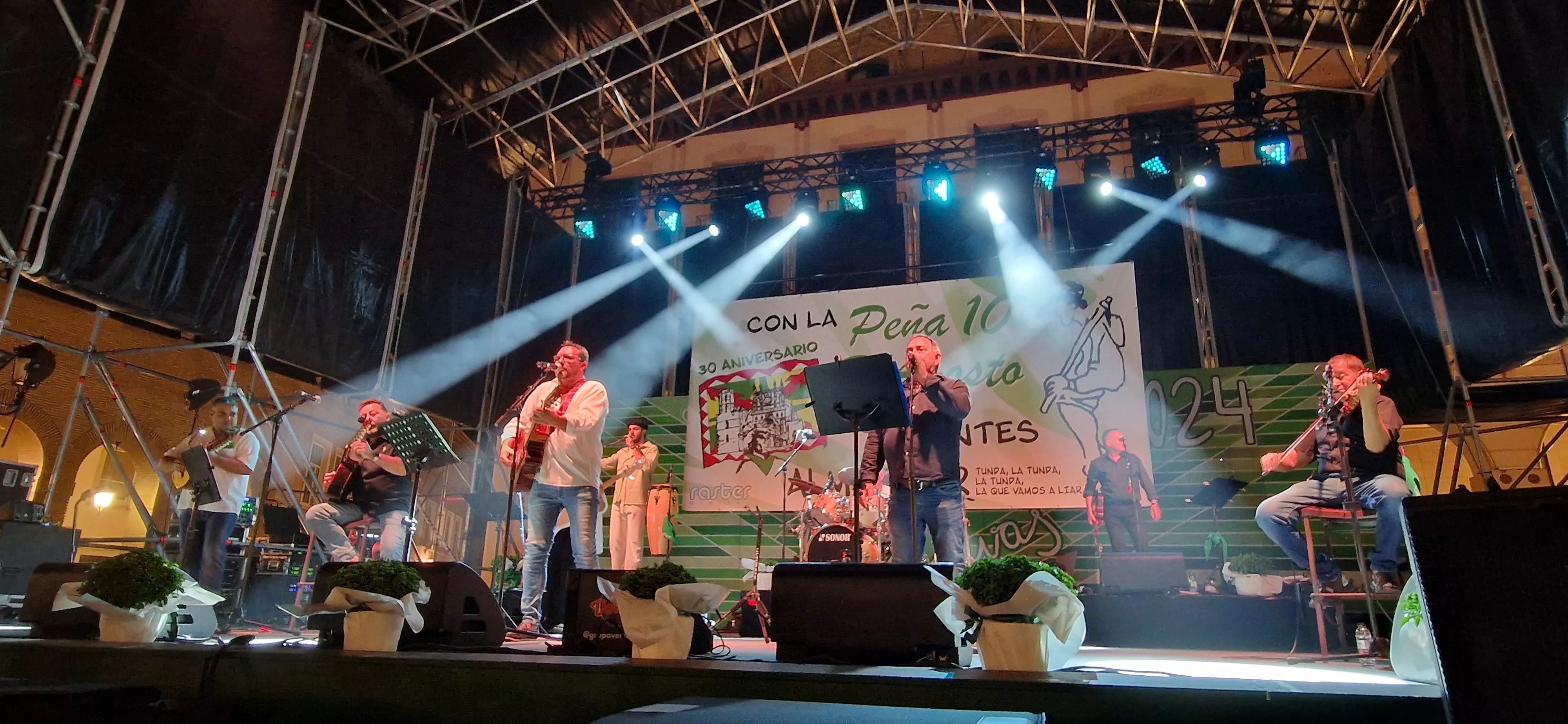 Os Mainates celebrando el 30º aniversario de la Peña 10 D'Agosto. Foto Myriam Martínez 