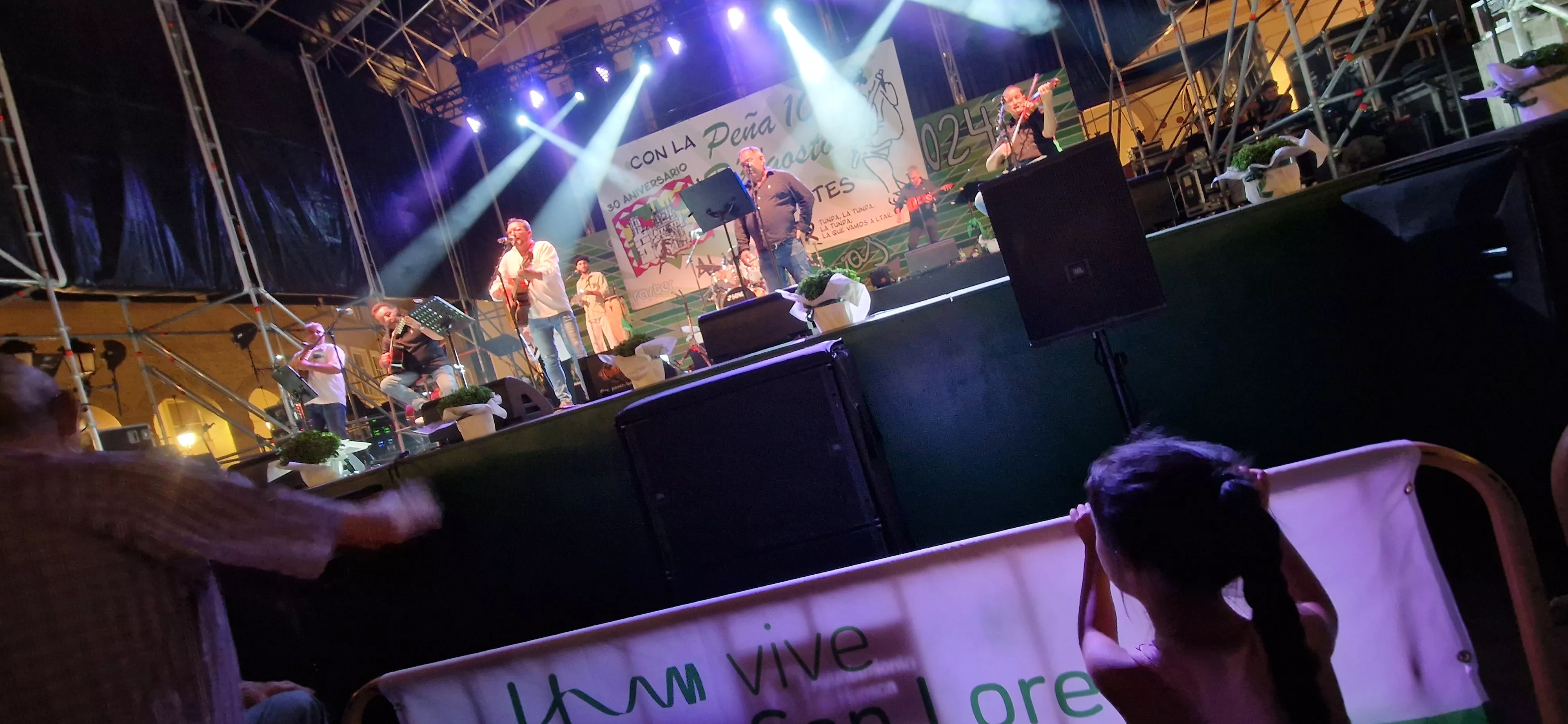 Os Mainates celebrando el 30º aniversario de la Peña 10 D'Agosto. Foto Myriam Martínez 