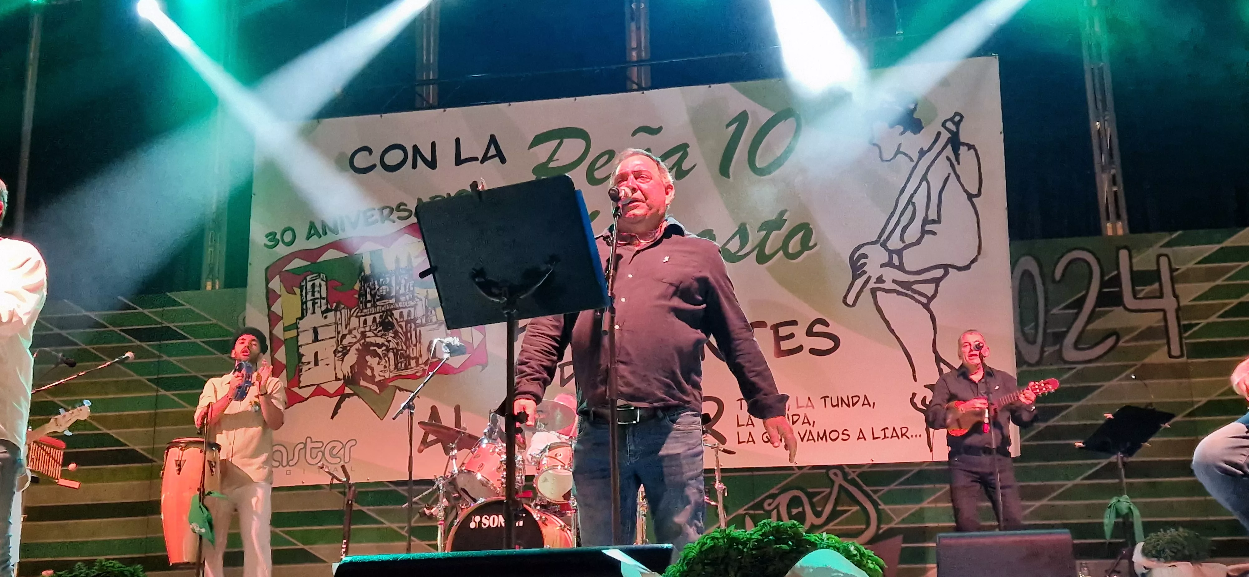 Os Mainates celebrando el 30º aniversario de la Peña 10 D'Agosto. Foto Myriam Martínez 