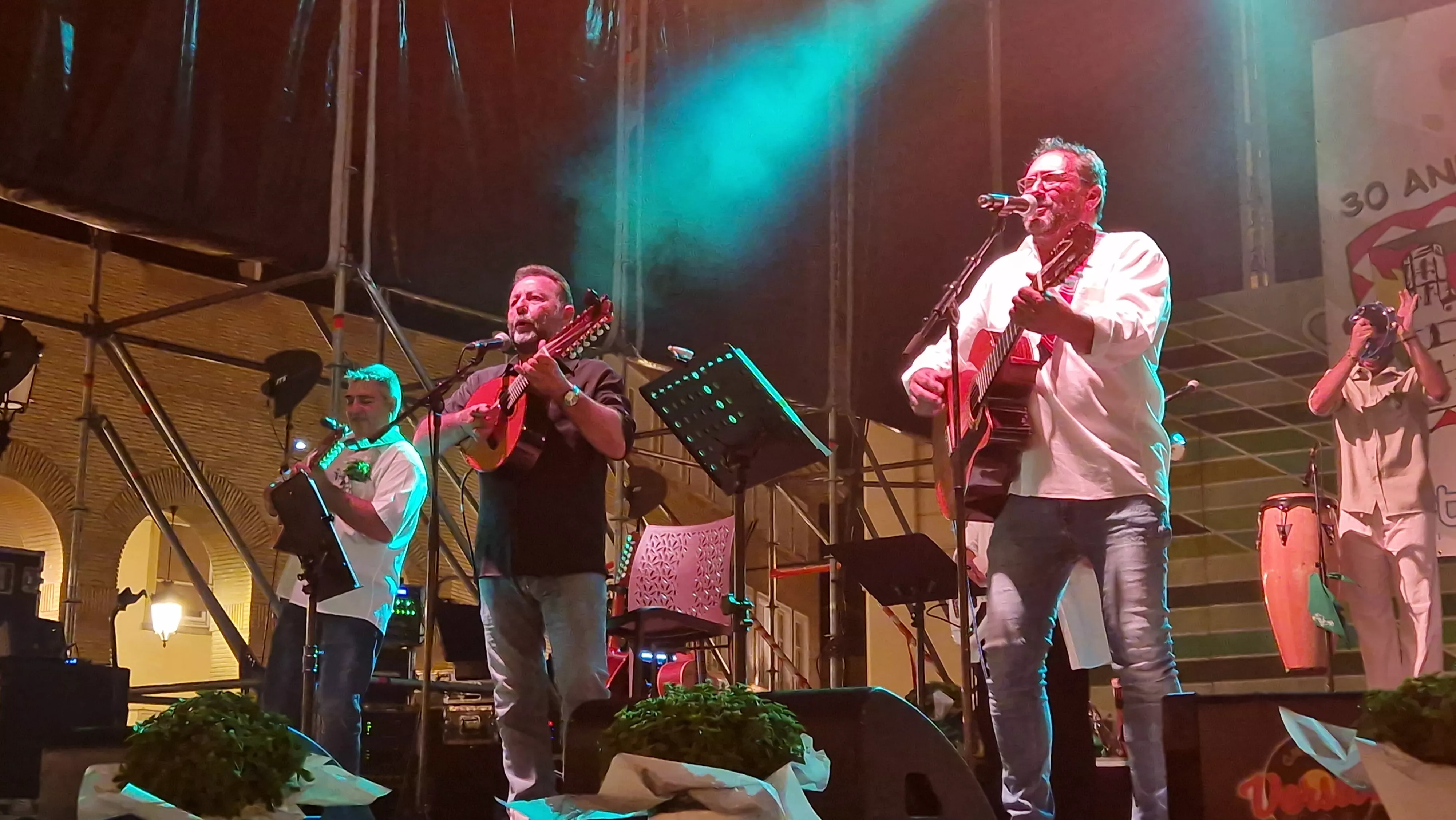 Os Mainates celebrando el 30º aniversario de la Peña 10 D'Agosto. Foto Myriam Martínez 