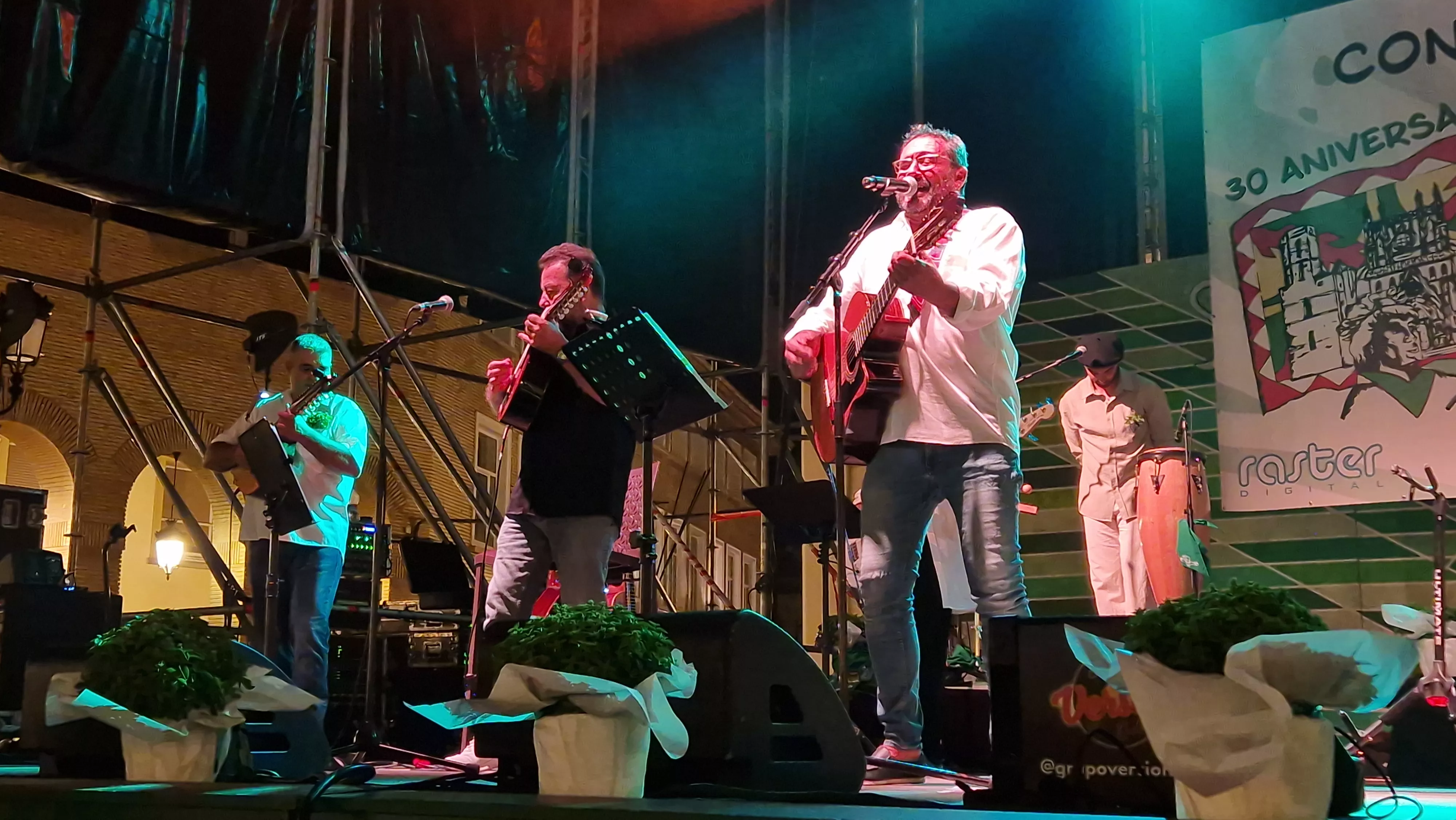 Os Mainates celebrando el 30º aniversario de la Peña 10 D'Agosto. Foto Myriam Martínez 