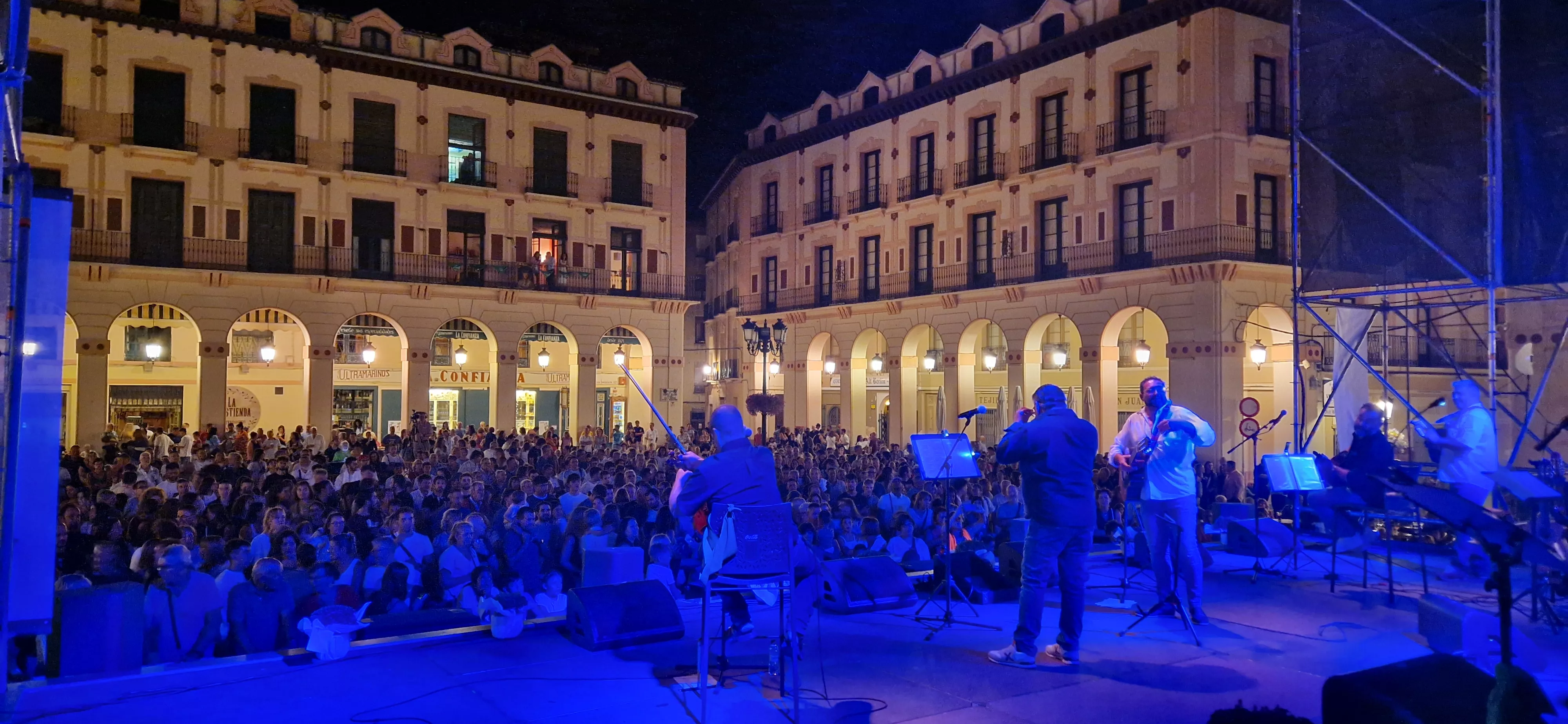 Os Mainates celebrando el 30º aniversario de la Peña 10 D'Agosto. Foto Myriam Martínez 