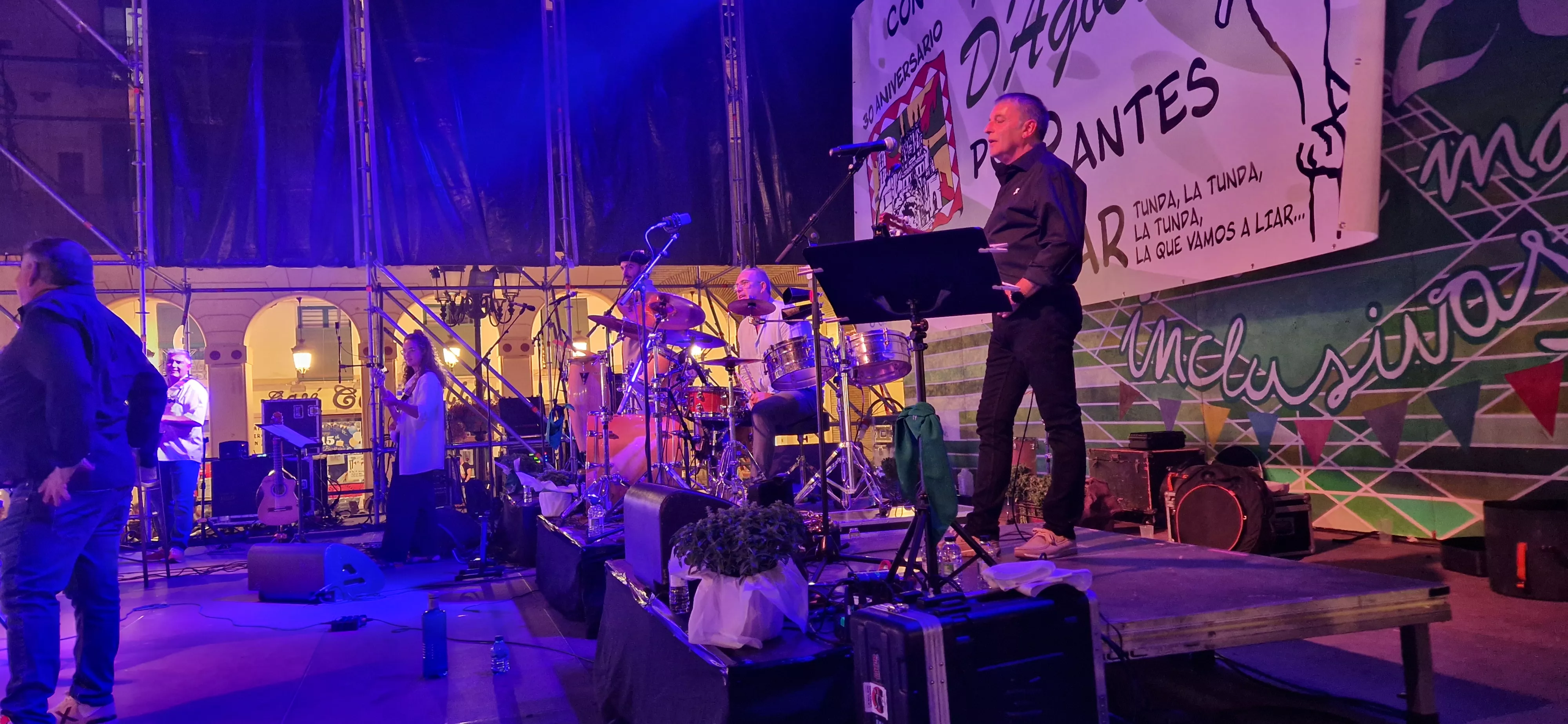 Os Mainates celebrando el 30º aniversario de la Peña 10 D'Agosto. Foto Myriam Martínez 