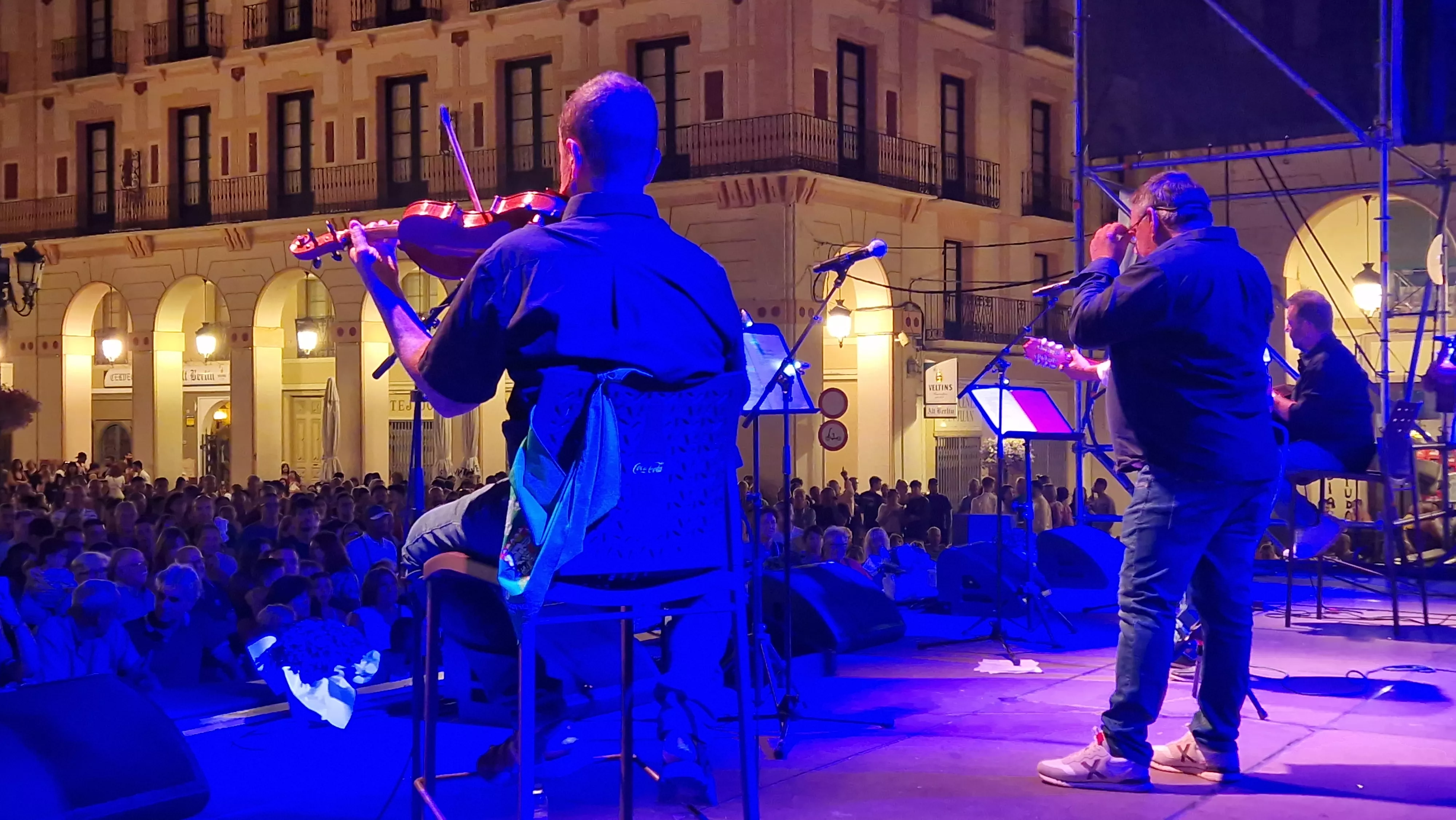 Os Mainates celebrando el 30º aniversario de la Peña 10 D'Agosto. Foto Myriam Martínez 