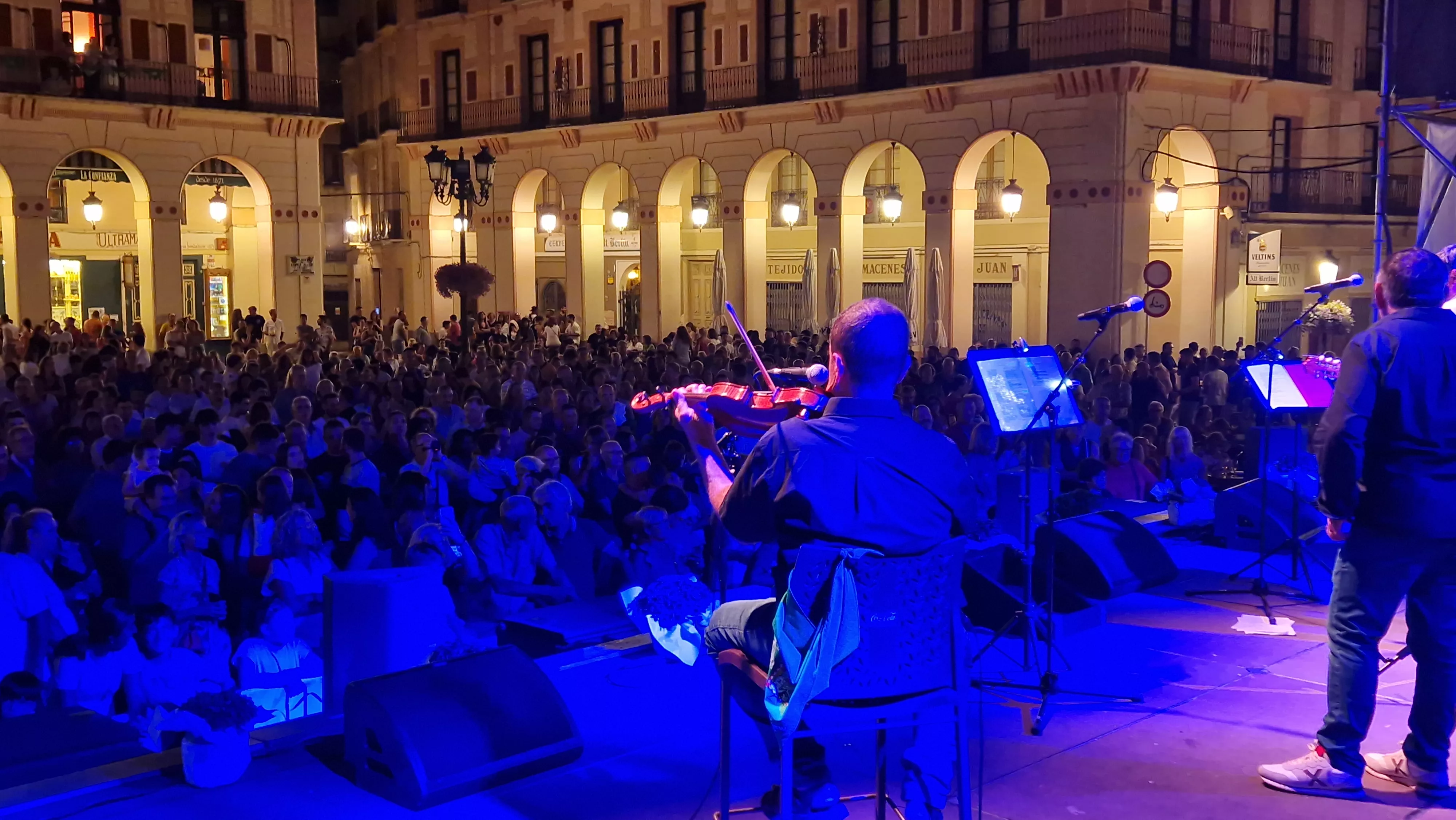 Os Mainates celebrando el 30º aniversario de la Peña 10 D'Agosto. Foto Myriam Martínez 