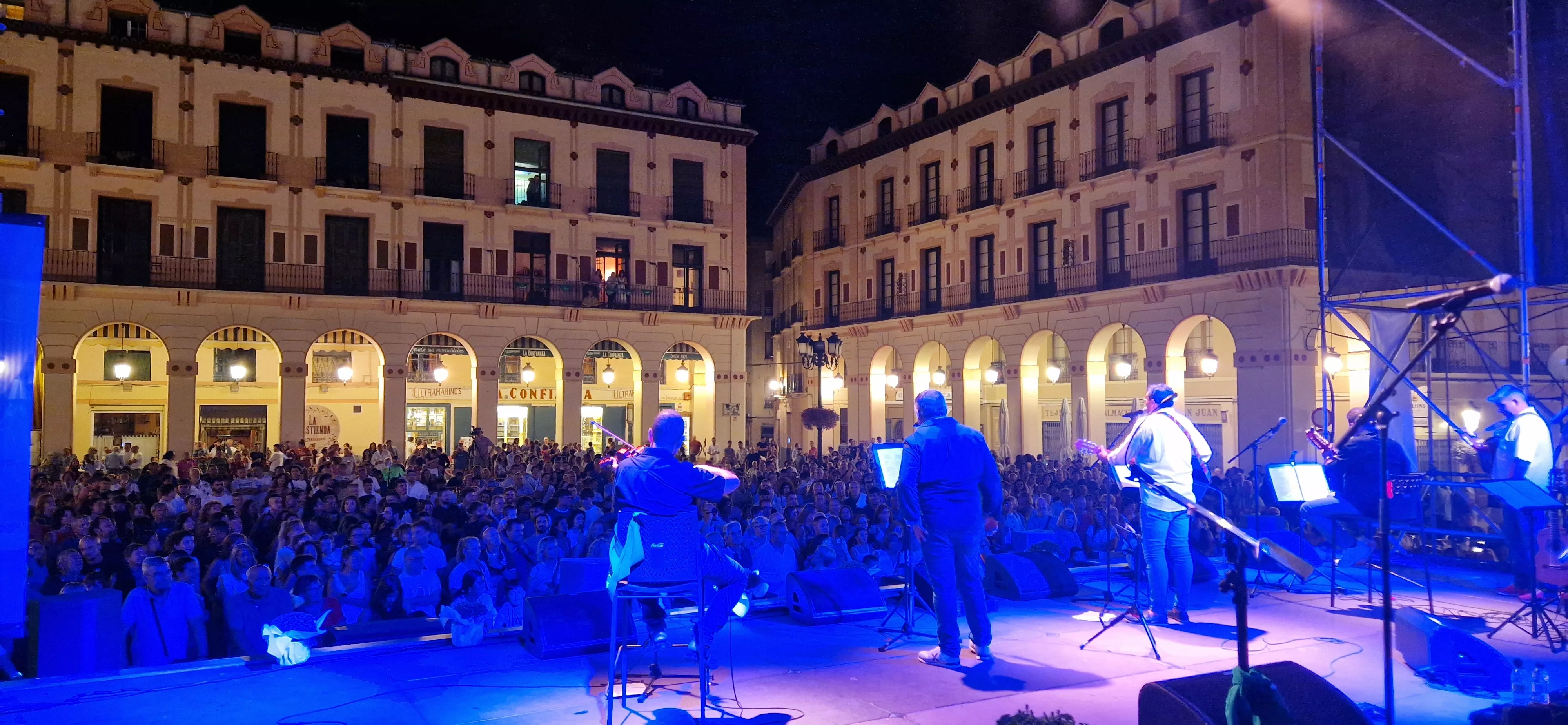 Os Mainates celebrando el 30º aniversario de la Peña 10 D'Agosto. Foto Myriam Martínez 