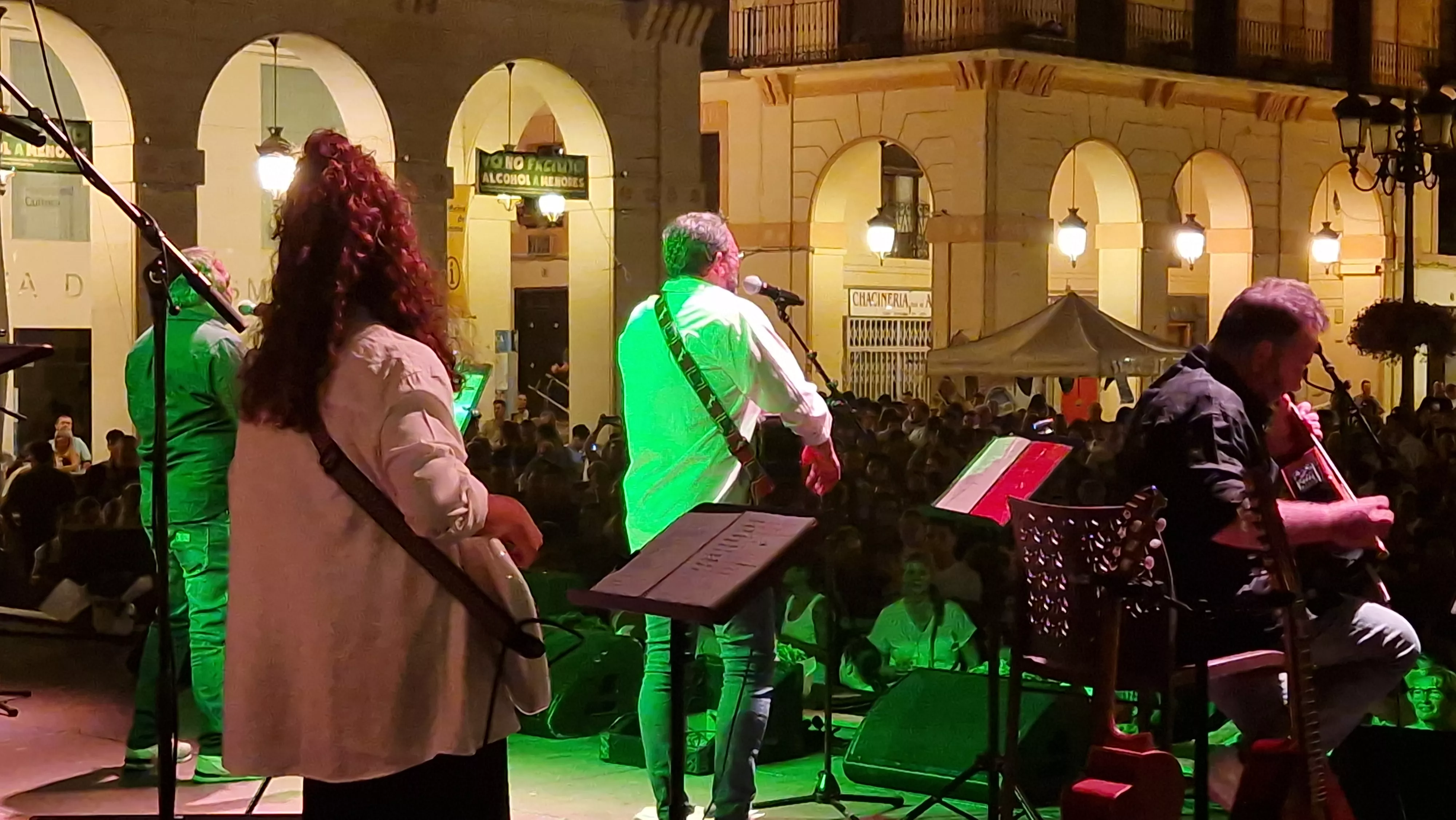 Os Mainates celebrando el 30º aniversario de la Peña 10 D'Agosto. Foto Myriam Martínez 