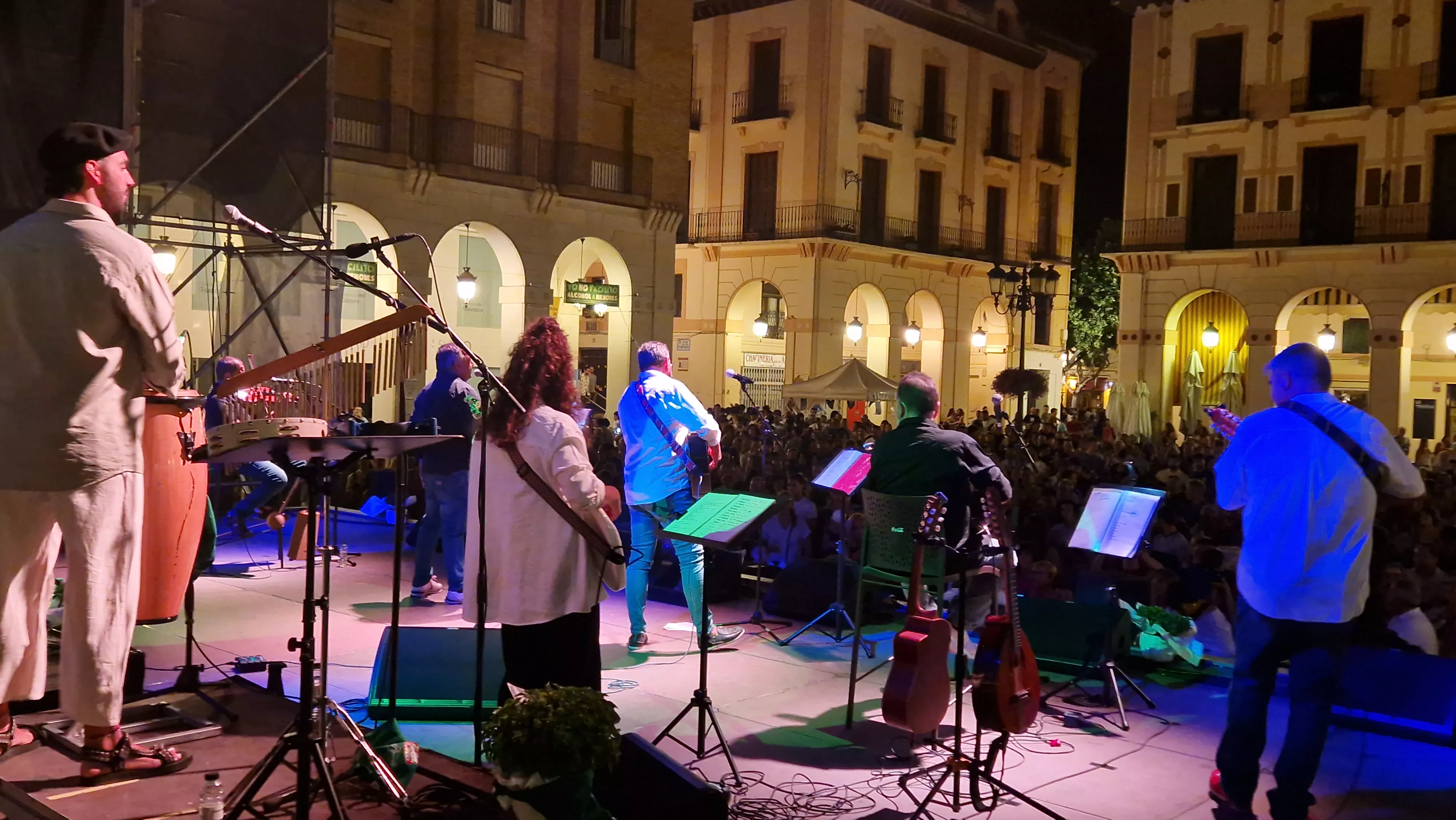 Os Mainates celebrando el 30º aniversario de la Peña 10 D'Agosto. Foto Myriam Martínez 