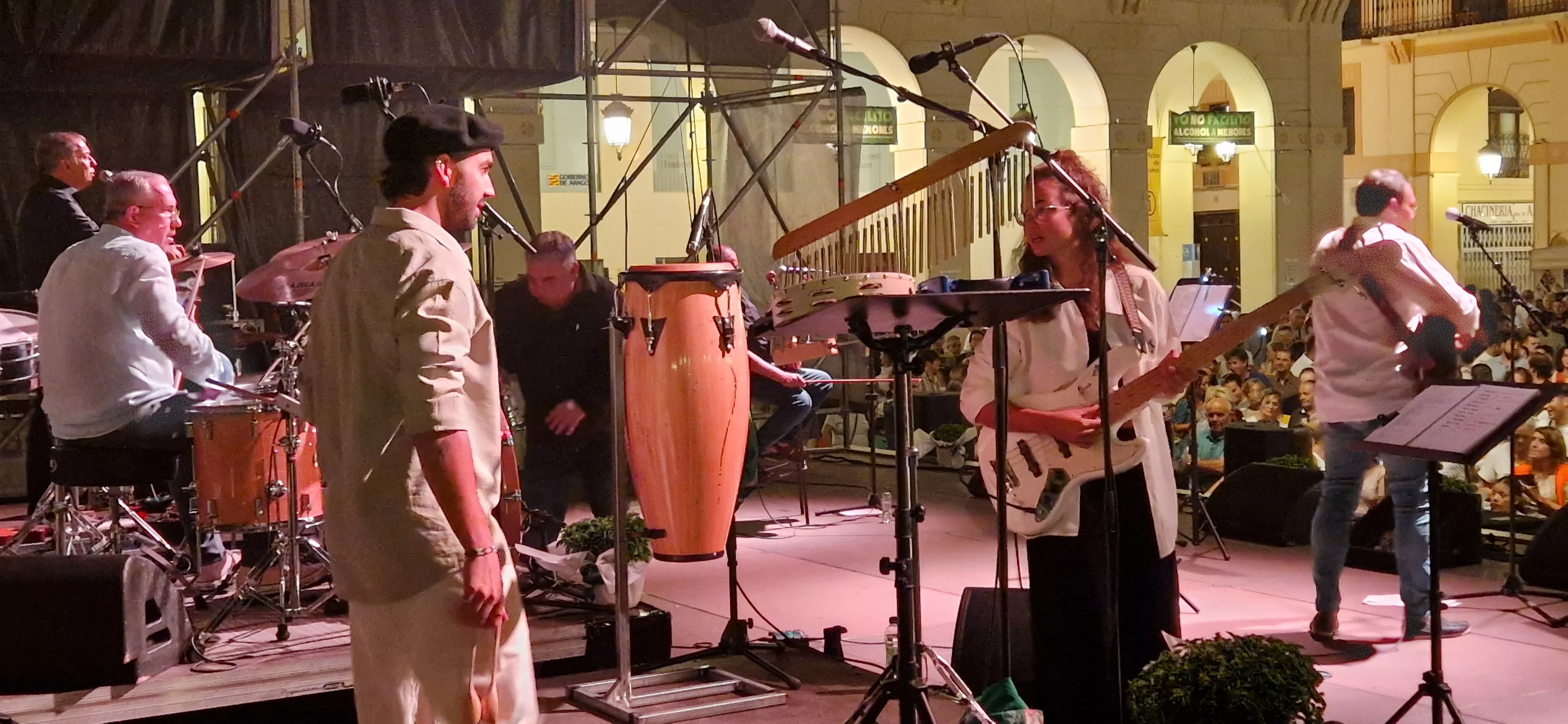 Os Mainates celebrando el 30º aniversario de la Peña 10 D'Agosto. Foto Myriam Martínez 