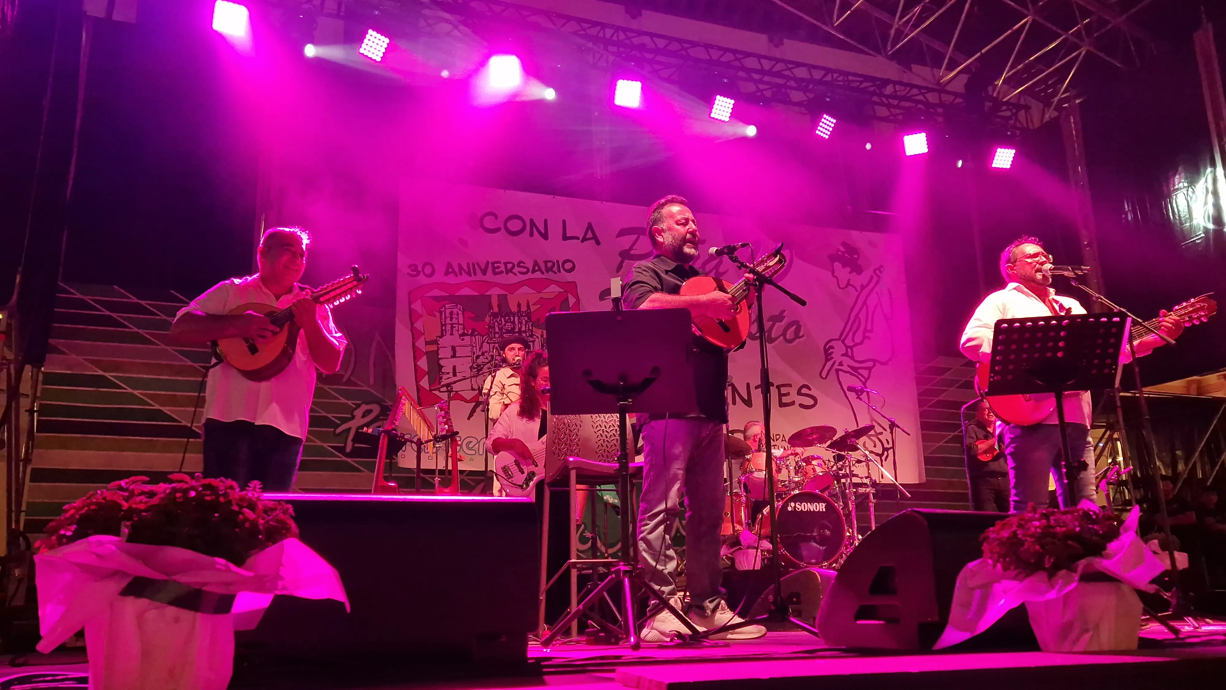 Os Mainates celebrando el 30º aniversario de la Peña 10 D'Agosto. Foto Myriam Martínez