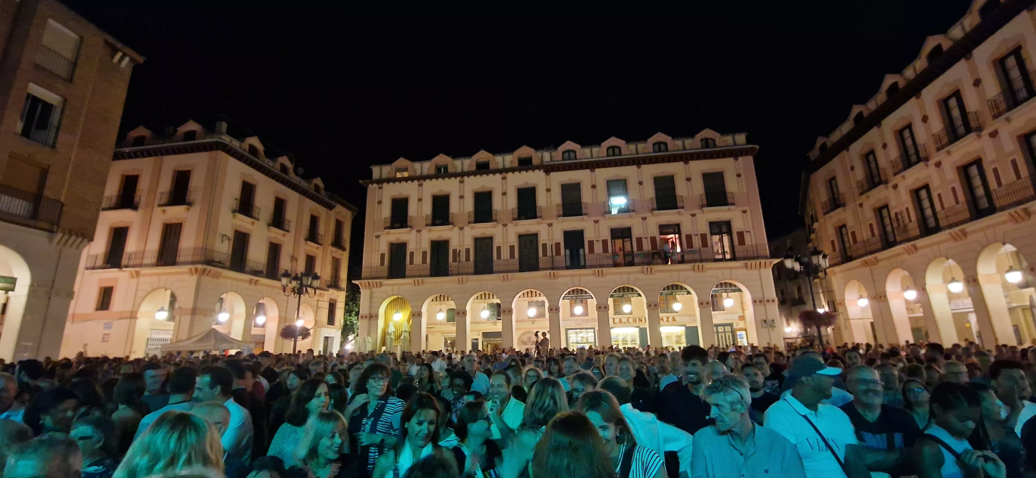 Os Mainates celebrando el 30º aniversario de la Peña 10 D'Agosto. Foto Myriam Martínez 
