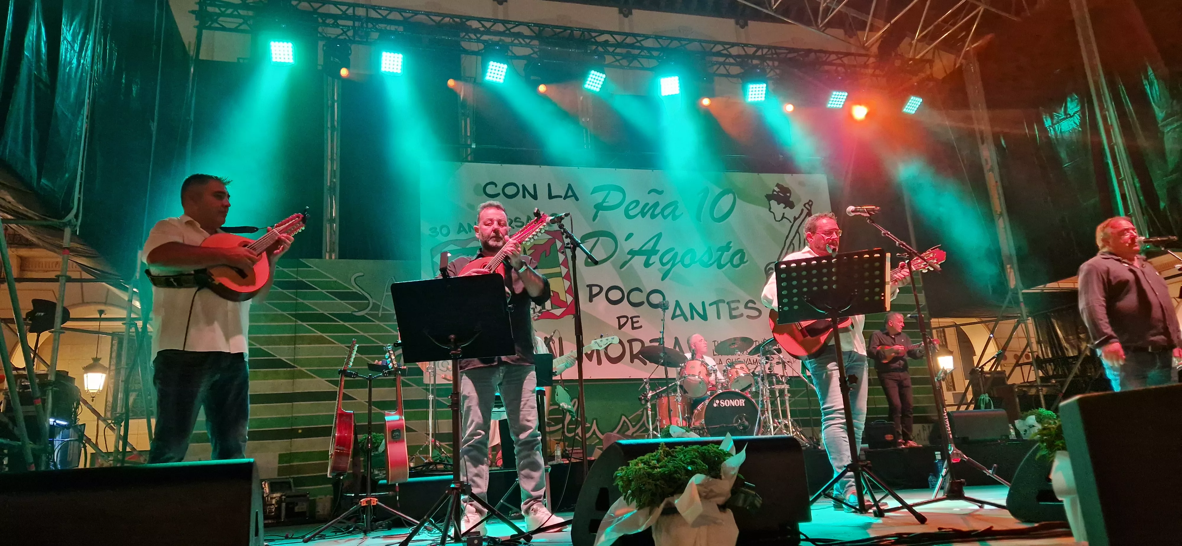 Os Mainates celebrando el 30º aniversario de la Peña 10 D'Agosto. Foto Myriam Martínez 