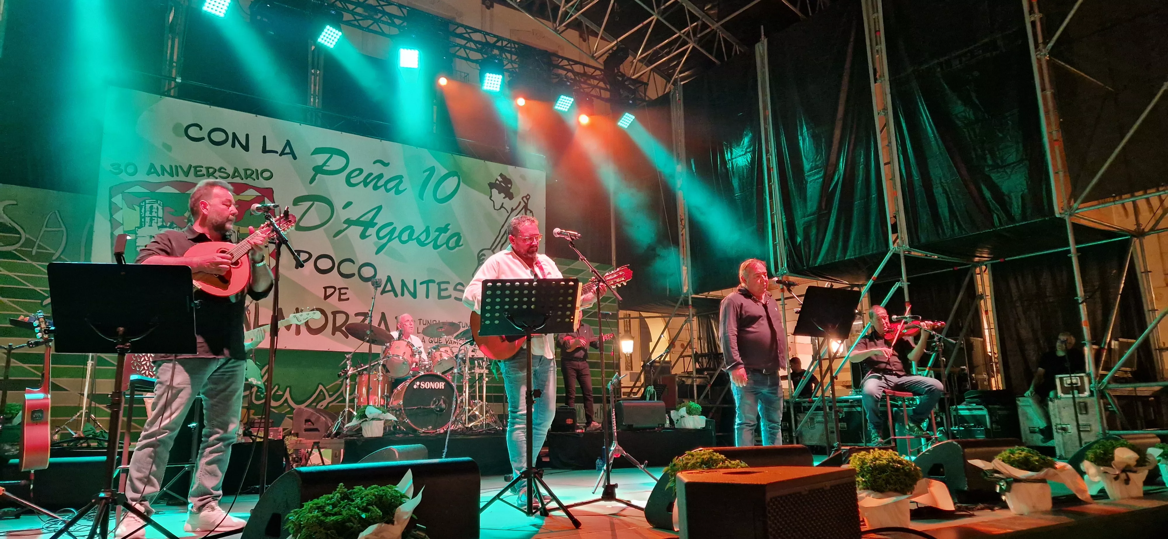 Os Mainates celebrando el 30º aniversario de la Peña 10 D'Agosto. Foto Myriam Martínez 