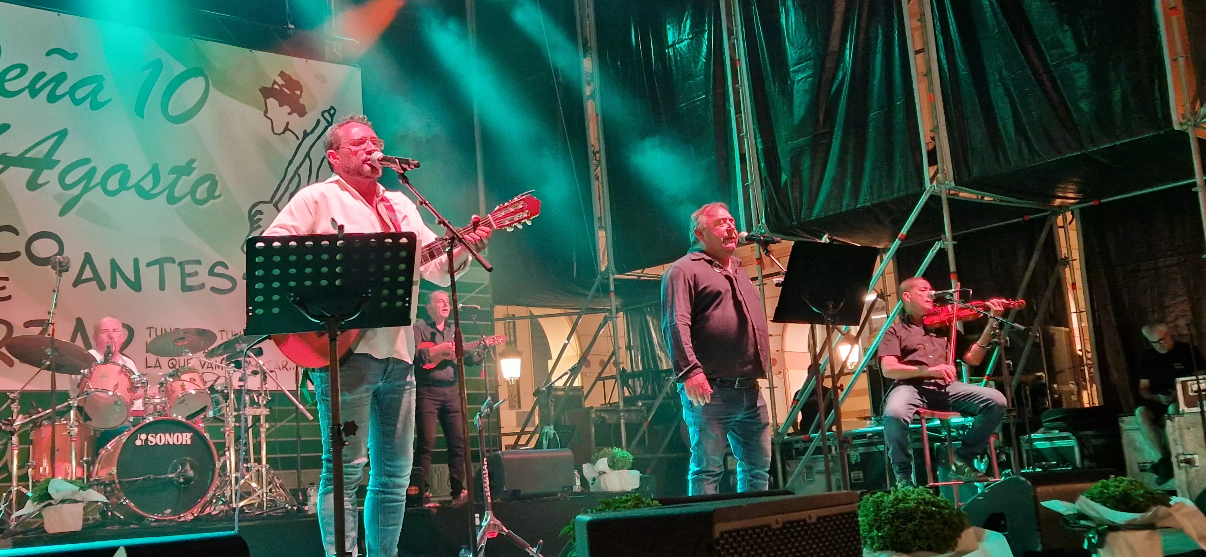 Os Mainates celebrando el 30º aniversario de la Peña 10 D'Agosto. Foto Myriam Martínez 