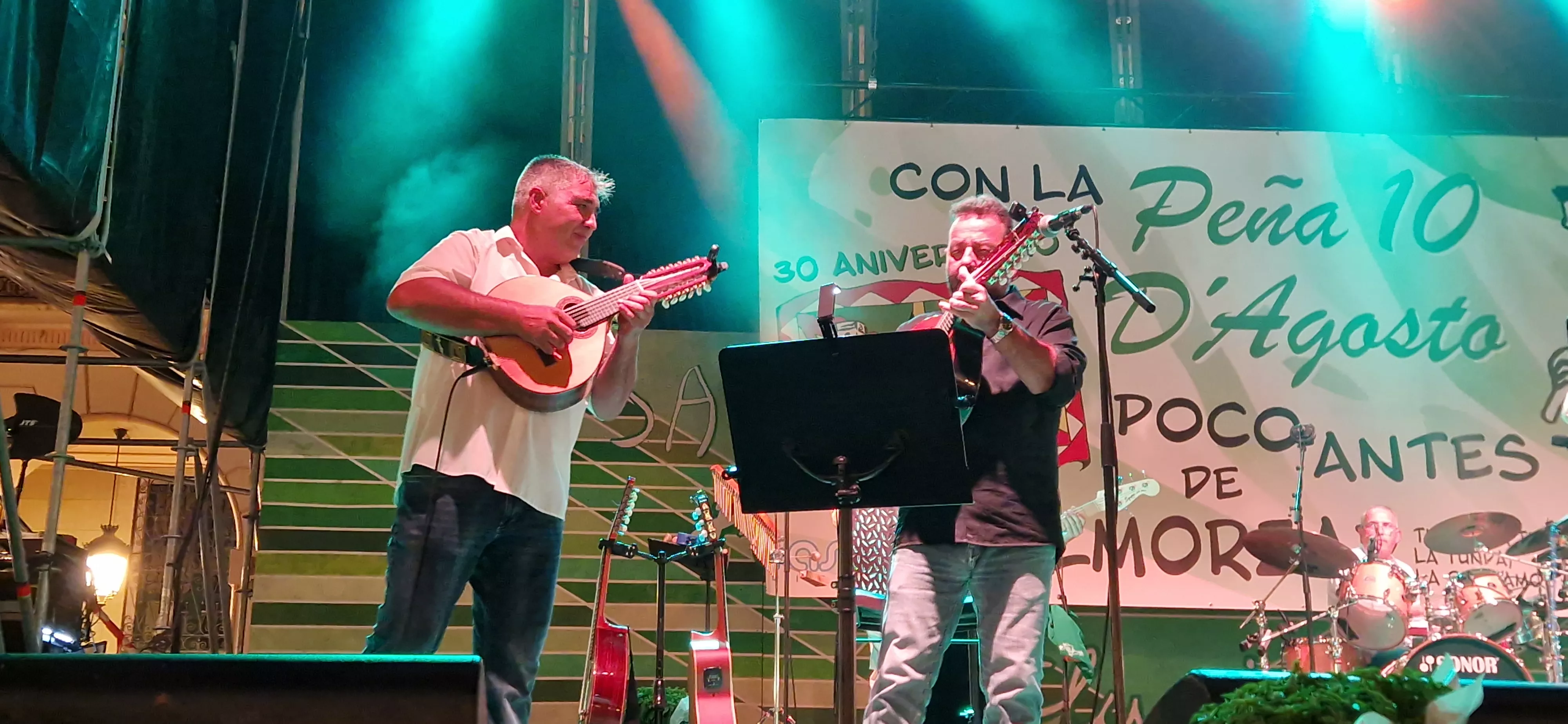 Os Mainates celebrando el 30º aniversario de la Peña 10 D'Agosto. Foto Myriam Martínez 