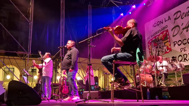 Os Mainates celebrando el 30º aniversario de la Peña 10 D'Agosto. Foto Myriam Martínez Os Mainates celebrando el 30º aniversario de la Peña 10 D'Agosto. Foto Myriam Martínez