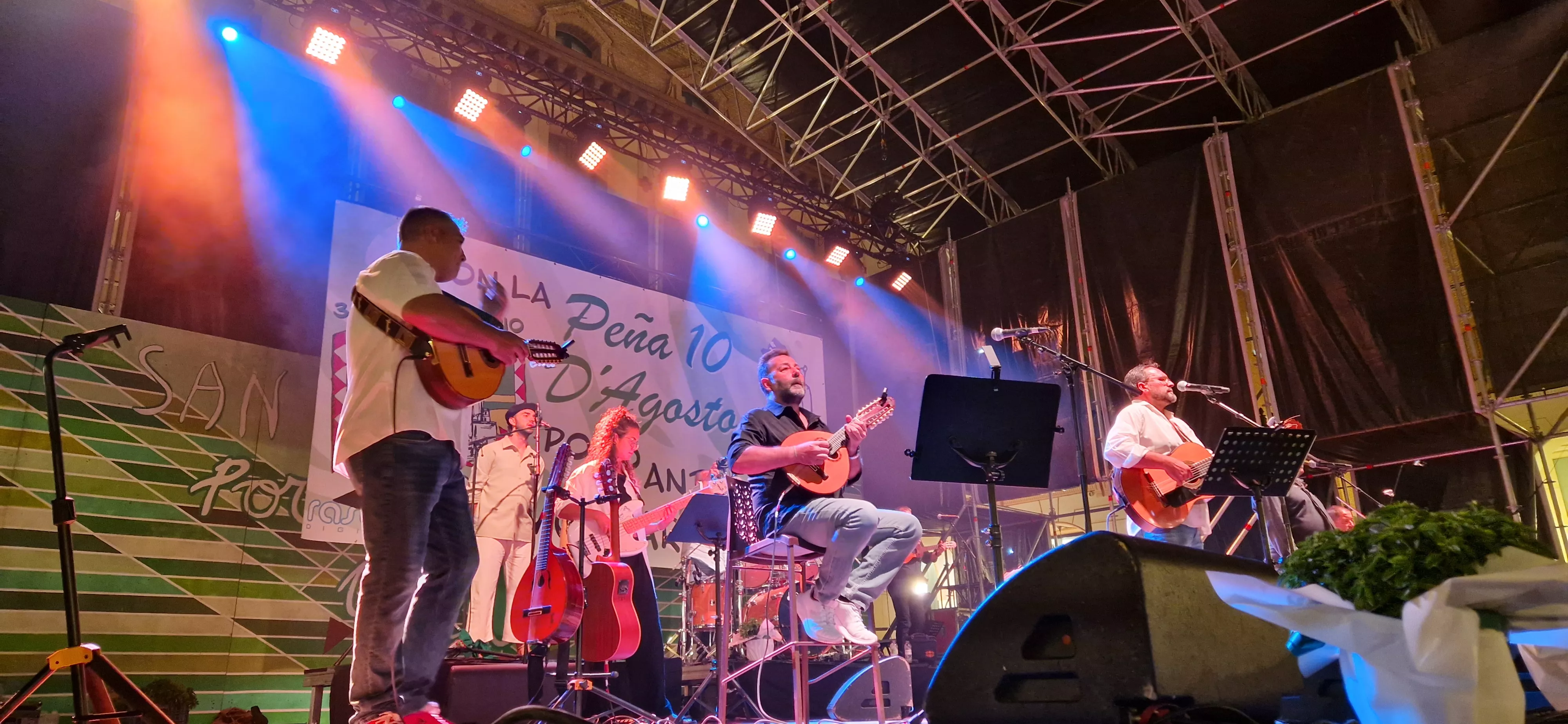 Os Mainates celebrando el 30º aniversario de la Peña 10 D'Agosto. Foto Myriam Martínez 