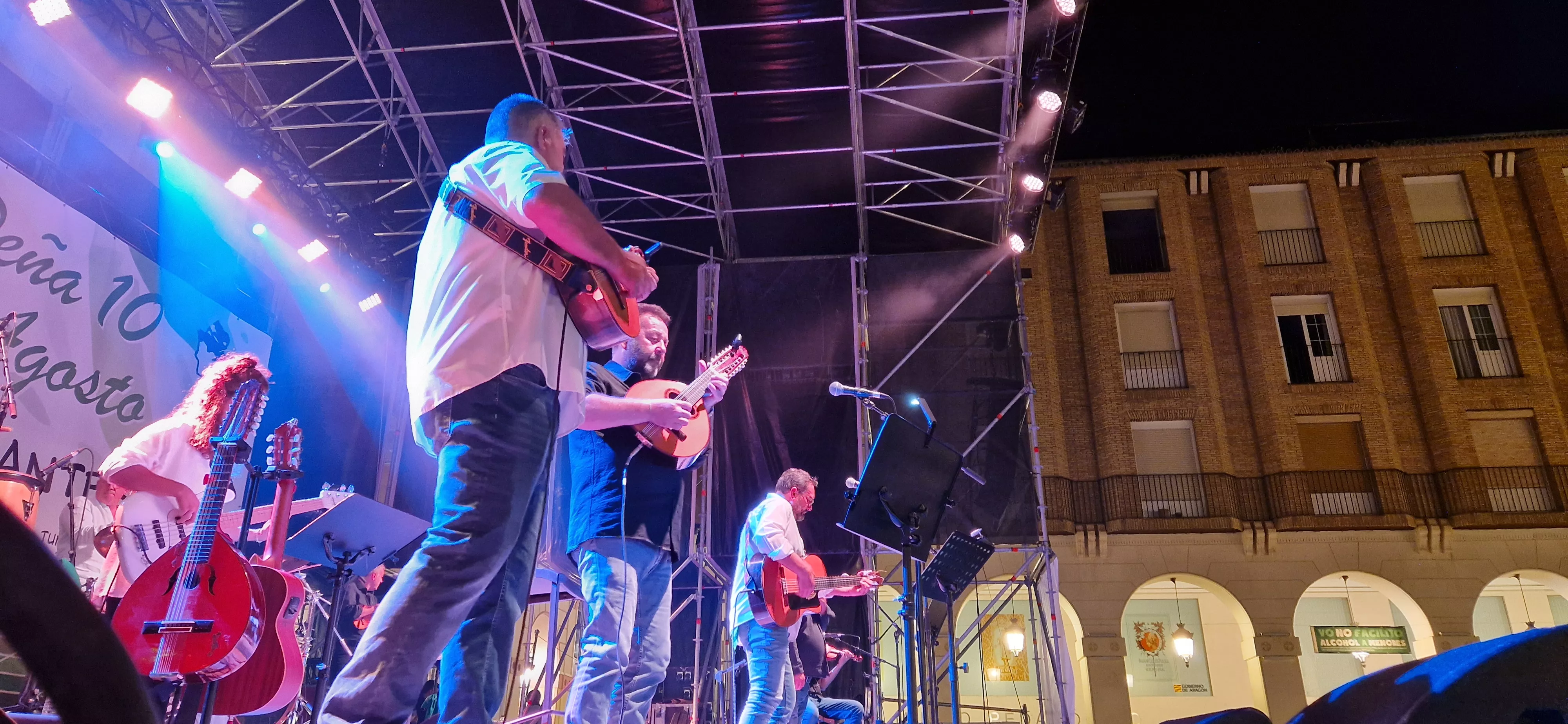 Os Mainates celebrando el 30º aniversario de la Peña 10 D'Agosto. Foto Myriam Martínez 