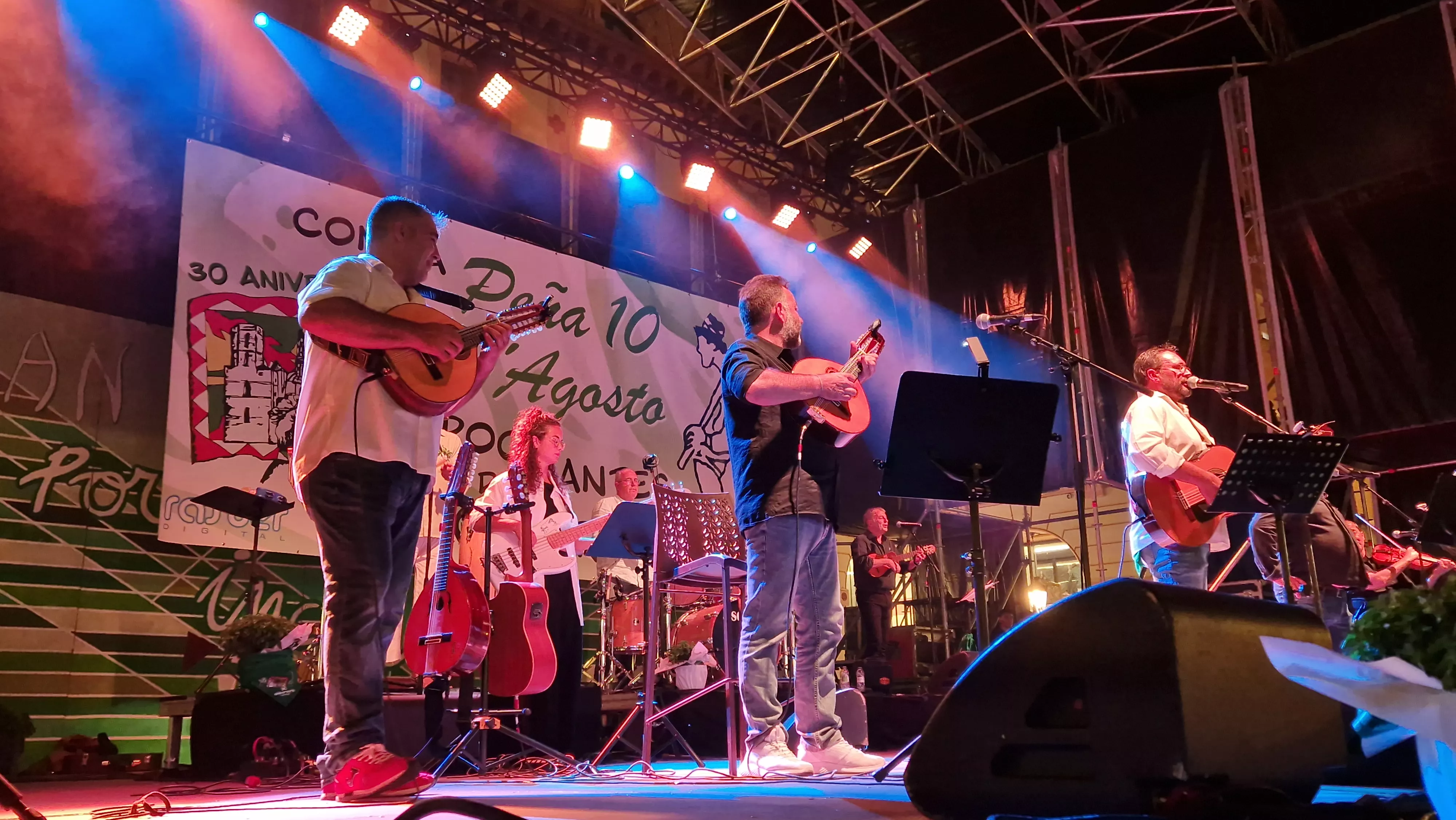 Os Mainates celebrando el 30º aniversario de la Peña 10 D'Agosto. Foto Myriam Martínez 