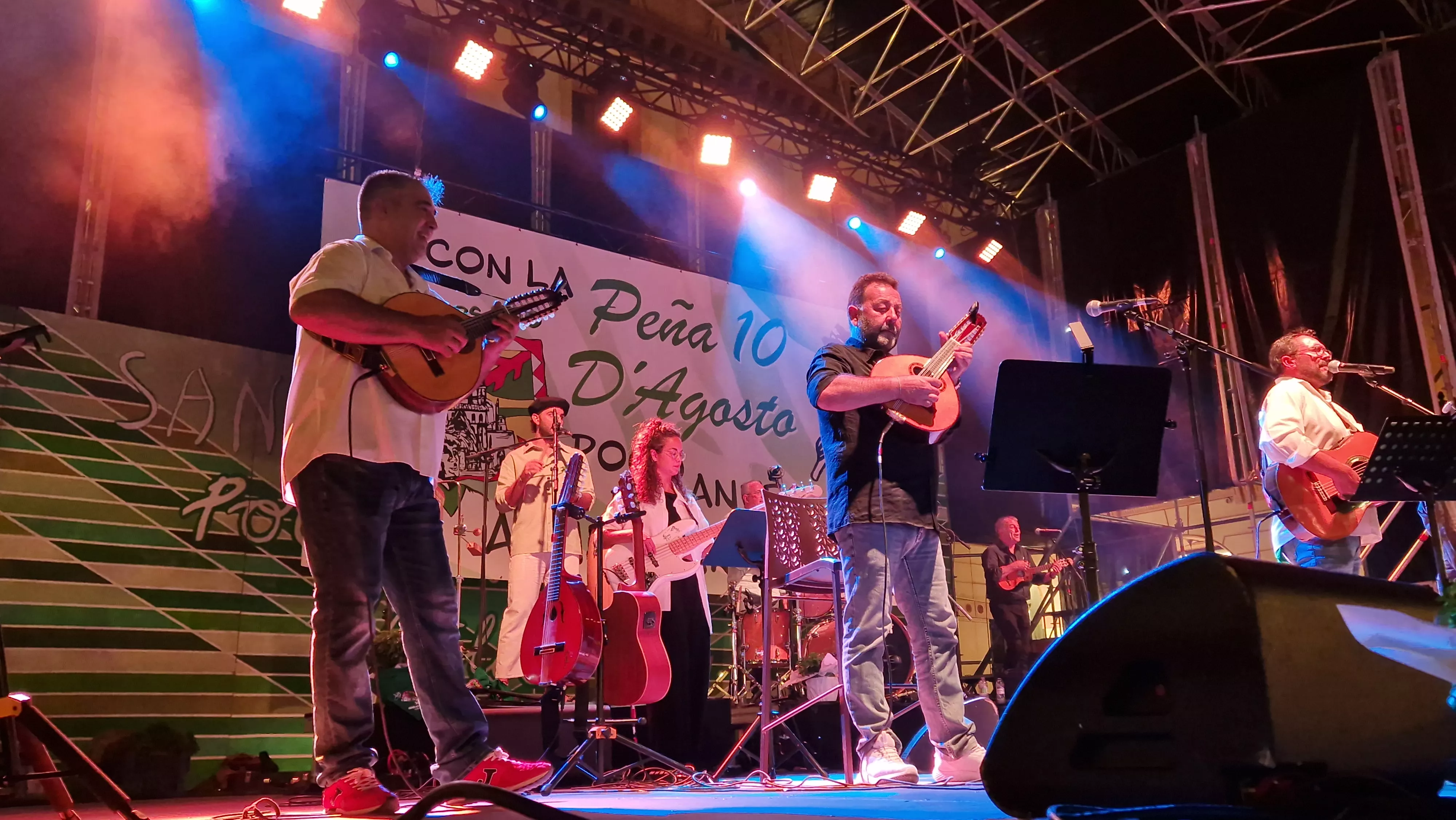 Os Mainates celebrando el 30º aniversario de la Peña 10 D'Agosto. Foto Myriam Martínez 