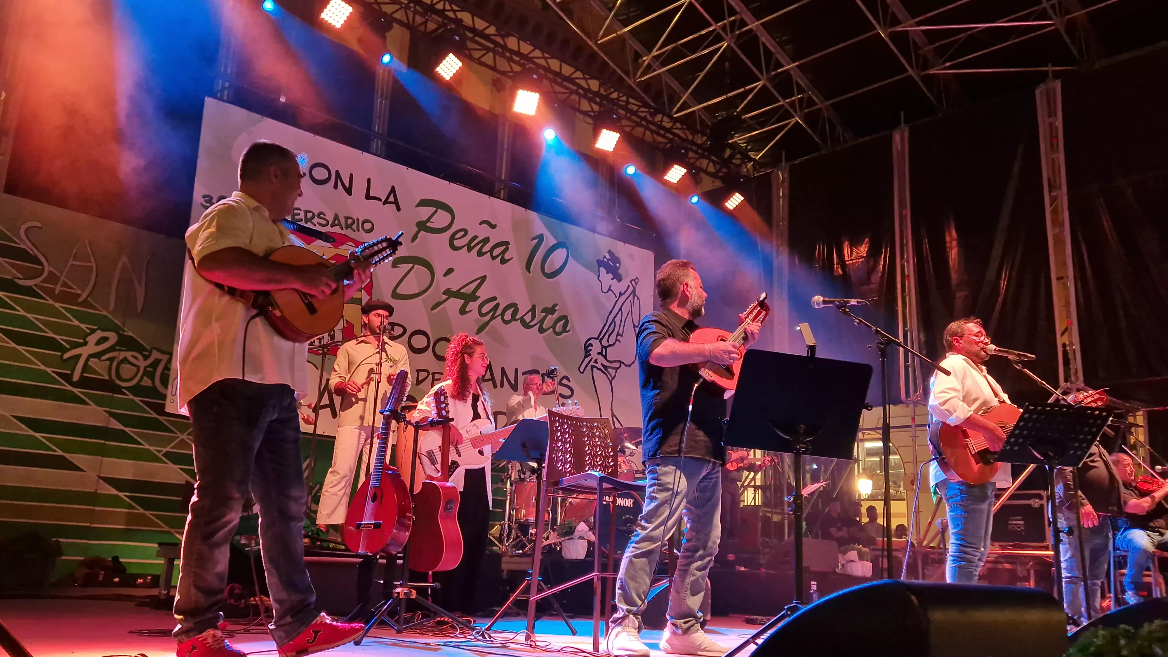 Os Mainates celebrando el 30º aniversario de la Peña 10 D'Agosto. Foto Myriam Martínez 