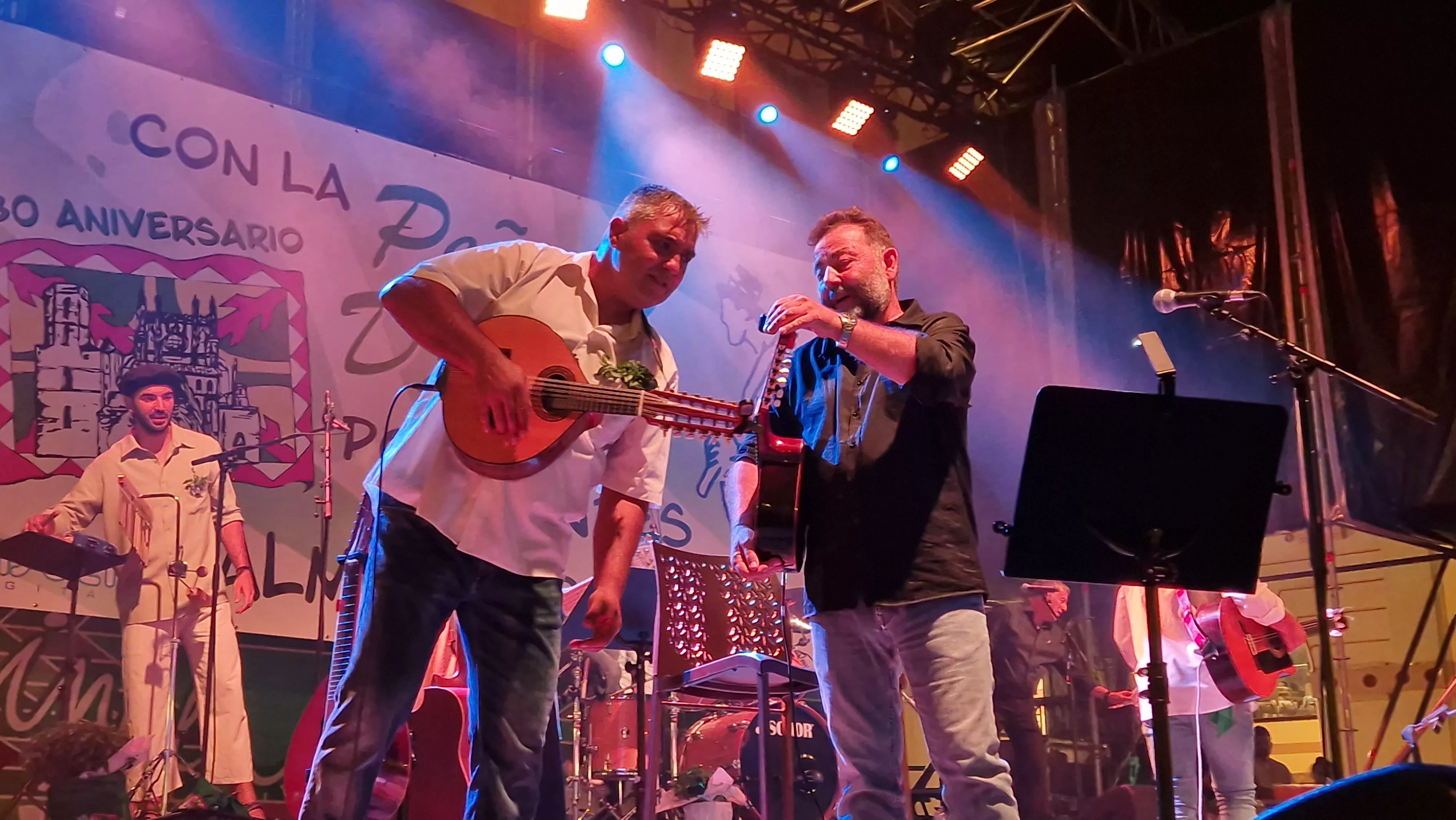 Os Mainates celebrando el 30º aniversario de la Peña 10 D'Agosto. Foto Myriam Martínez 