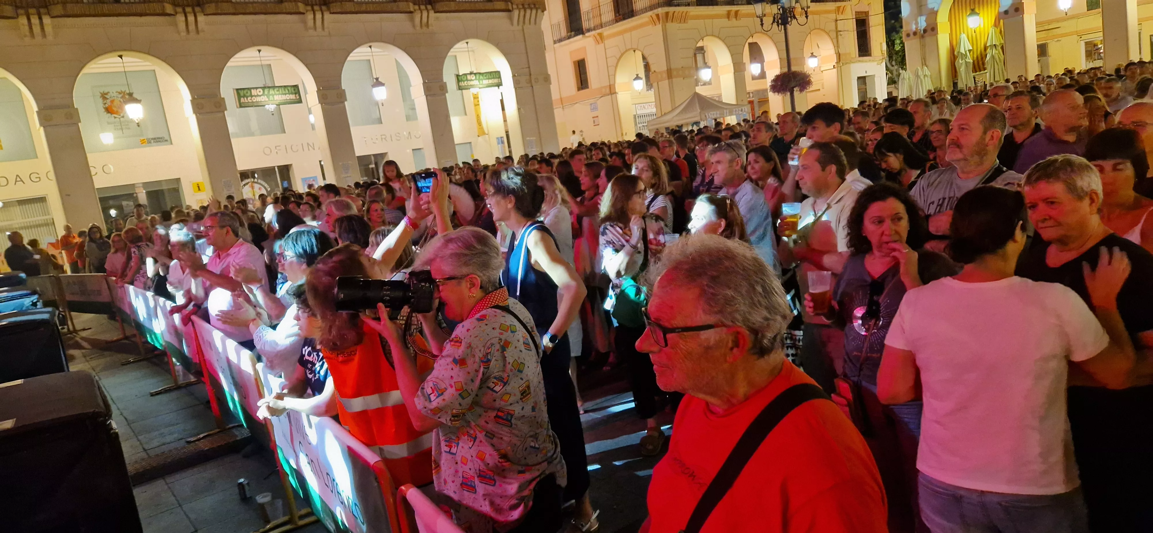 Os Mainates celebrando el 30º aniversario de la Peña 10 D'Agosto. Foto Myriam Martínez 