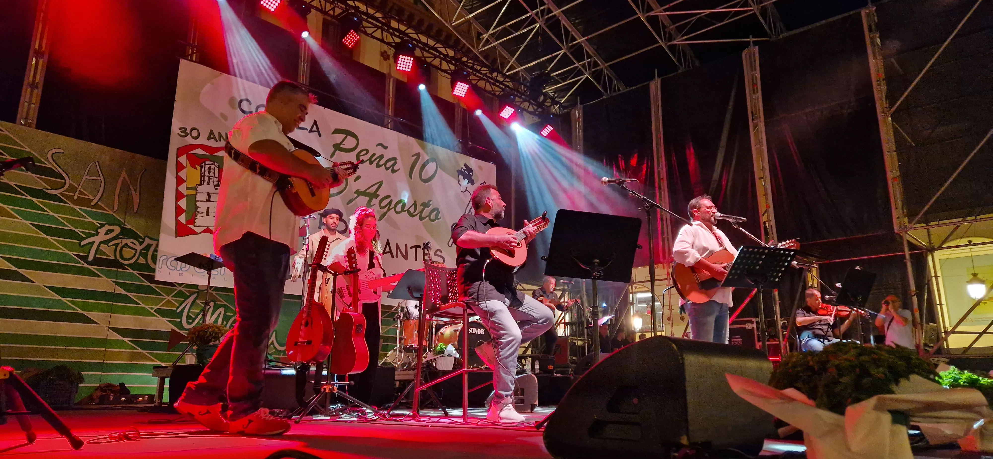 Os Mainates celebrando el 30º aniversario de la Peña 10 D'Agosto. Foto Myriam Martínez 