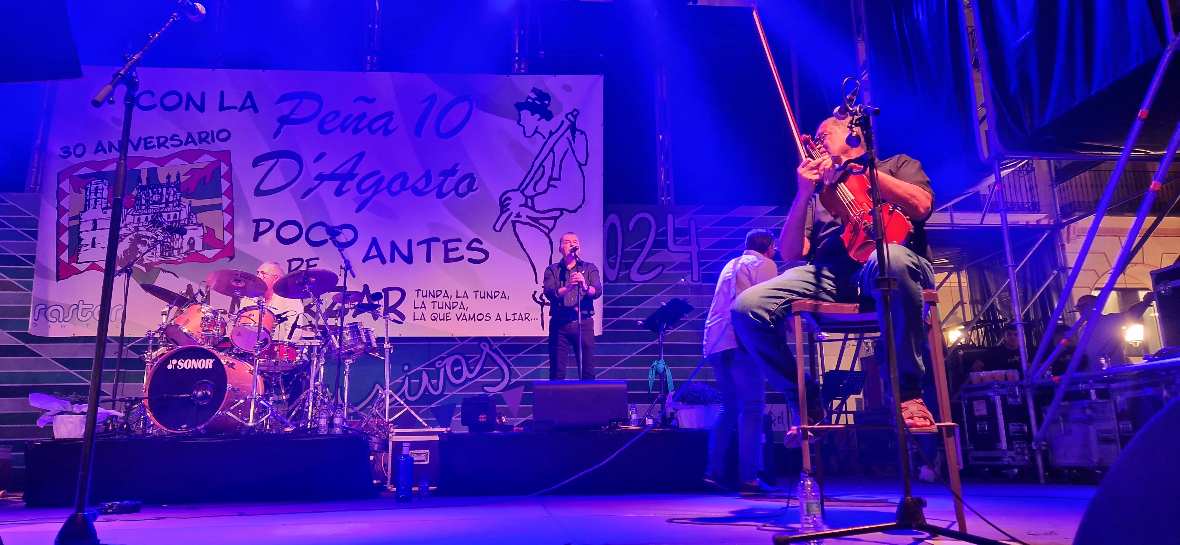 Os Mainates celebrando el 30º aniversario de la Peña 10 D'Agosto. Foto Myriam Martínez 