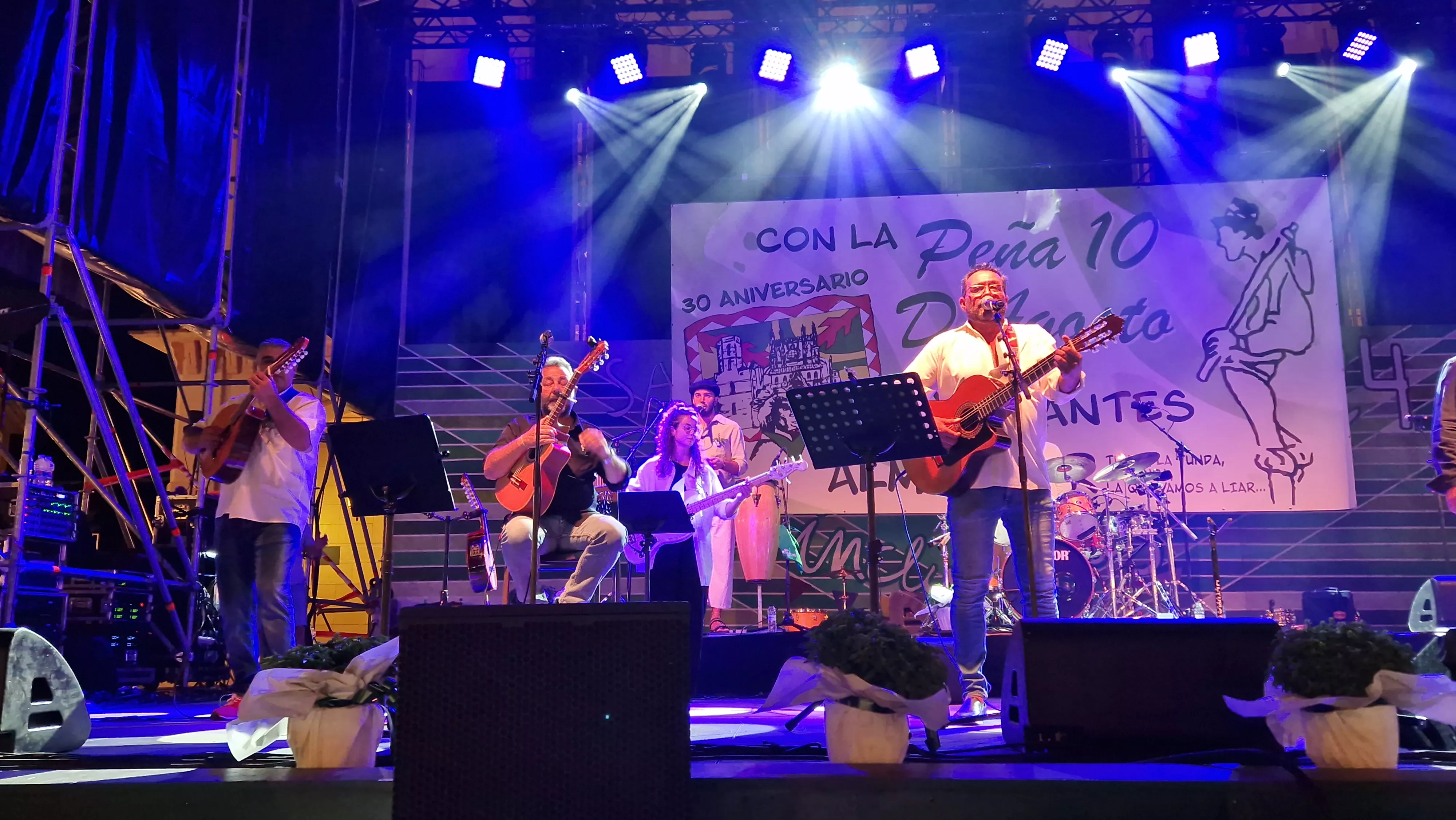 Os Mainates celebrando el 30º aniversario de la Peña 10 D'Agosto. Foto Myriam Martínez 