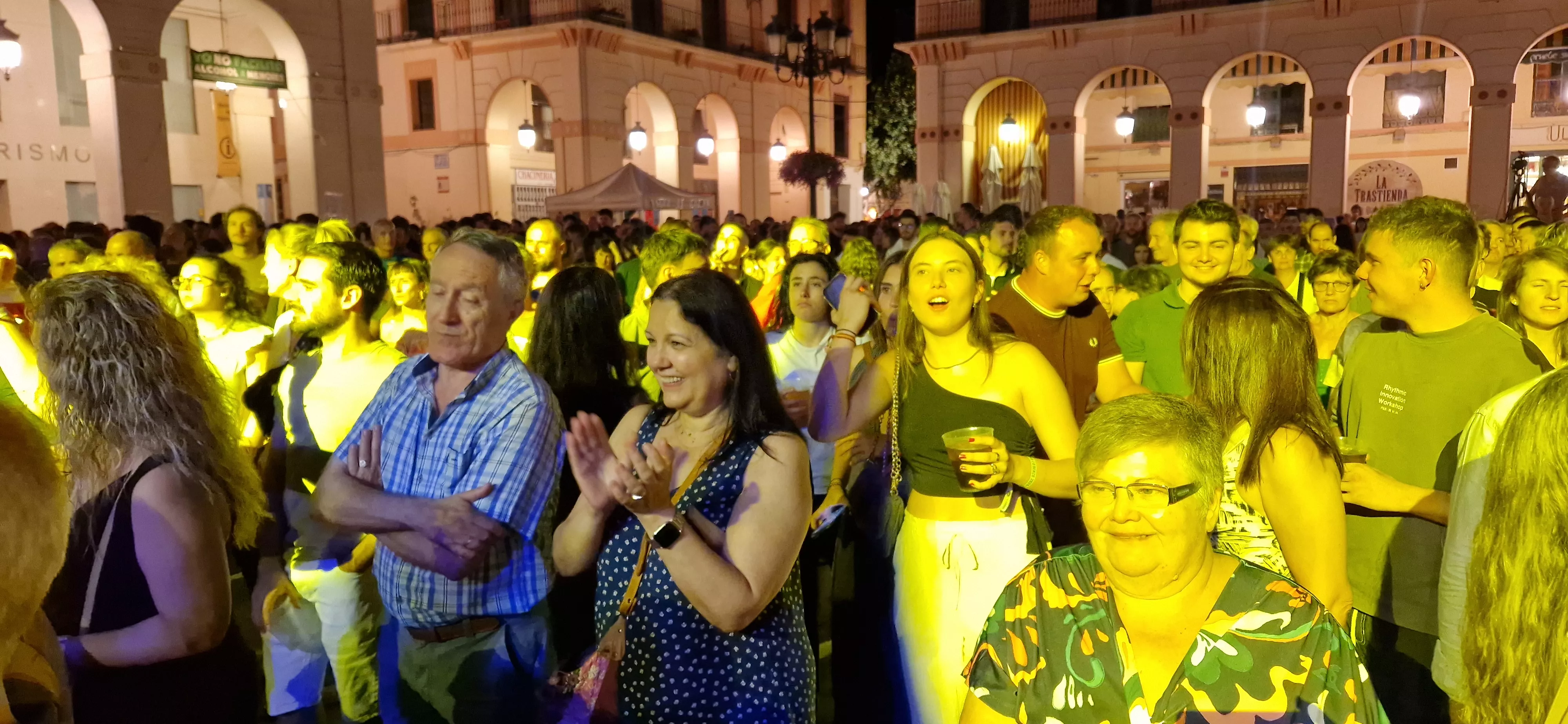 Os Mainates celebrando el 30º aniversario de la Peña 10 D'Agosto. Foto Myriam Martínez 