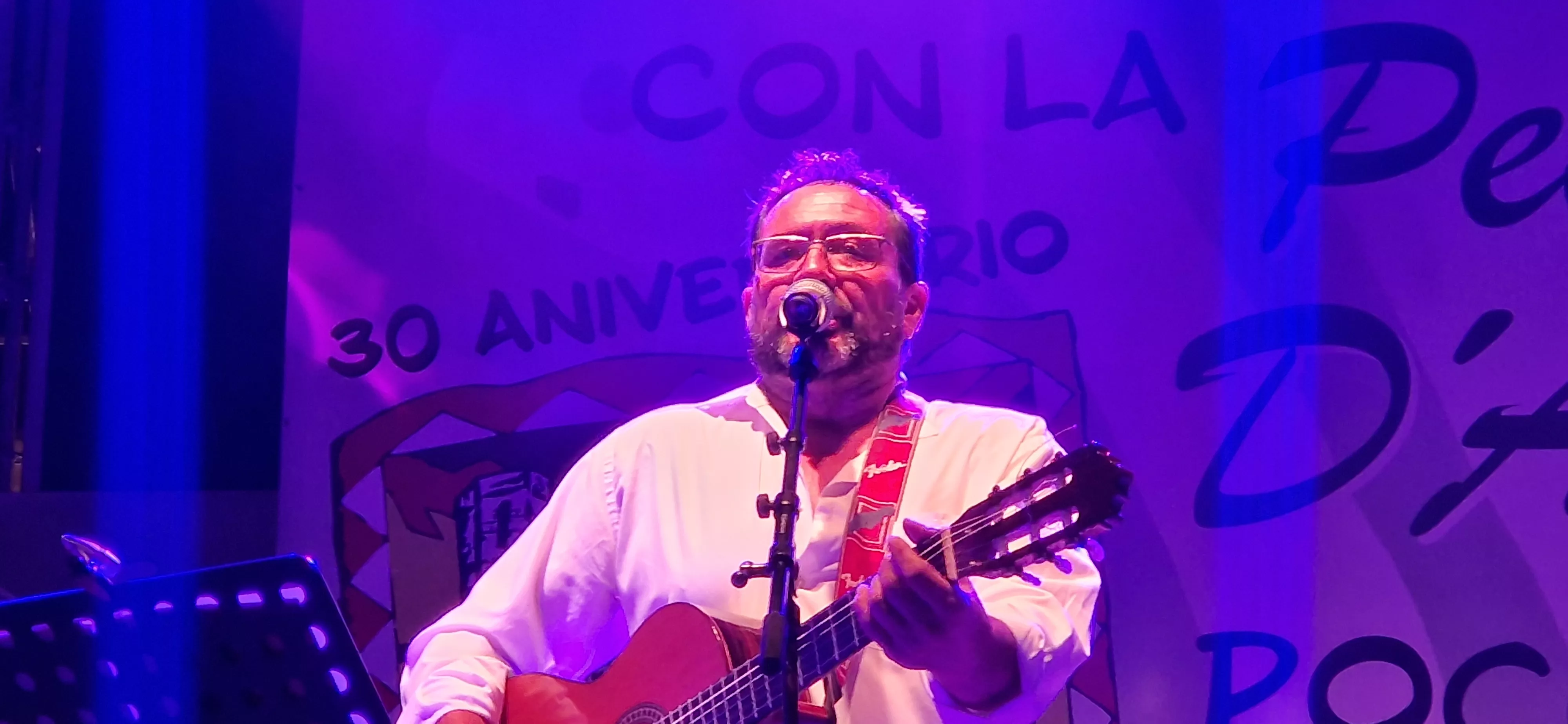 Os Mainates celebrando el 30º aniversario de la Peña 10 D'Agosto. Foto Myriam Martínez 