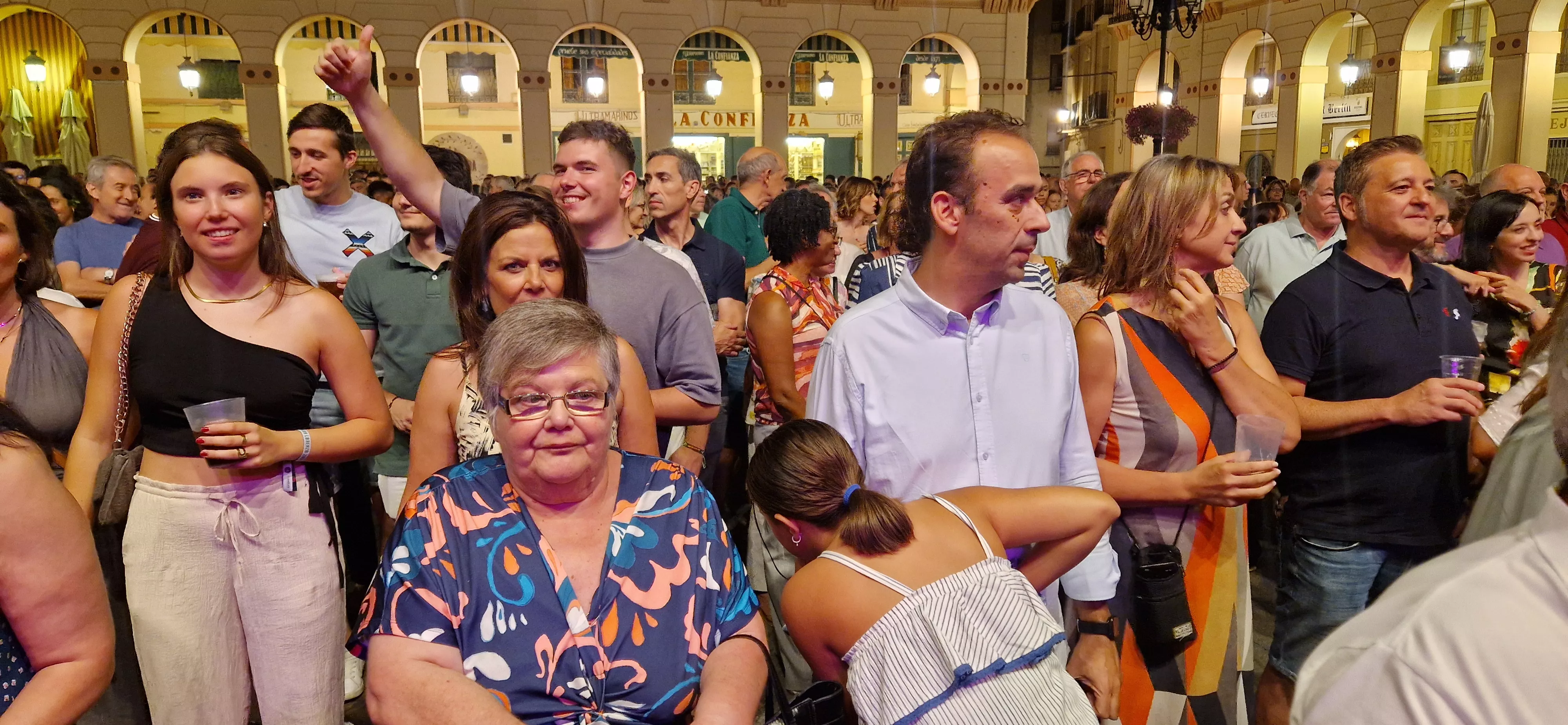 Os Mainates celebrando el 30º aniversario de la Peña 10 D'Agosto. Foto Myriam Martínez 