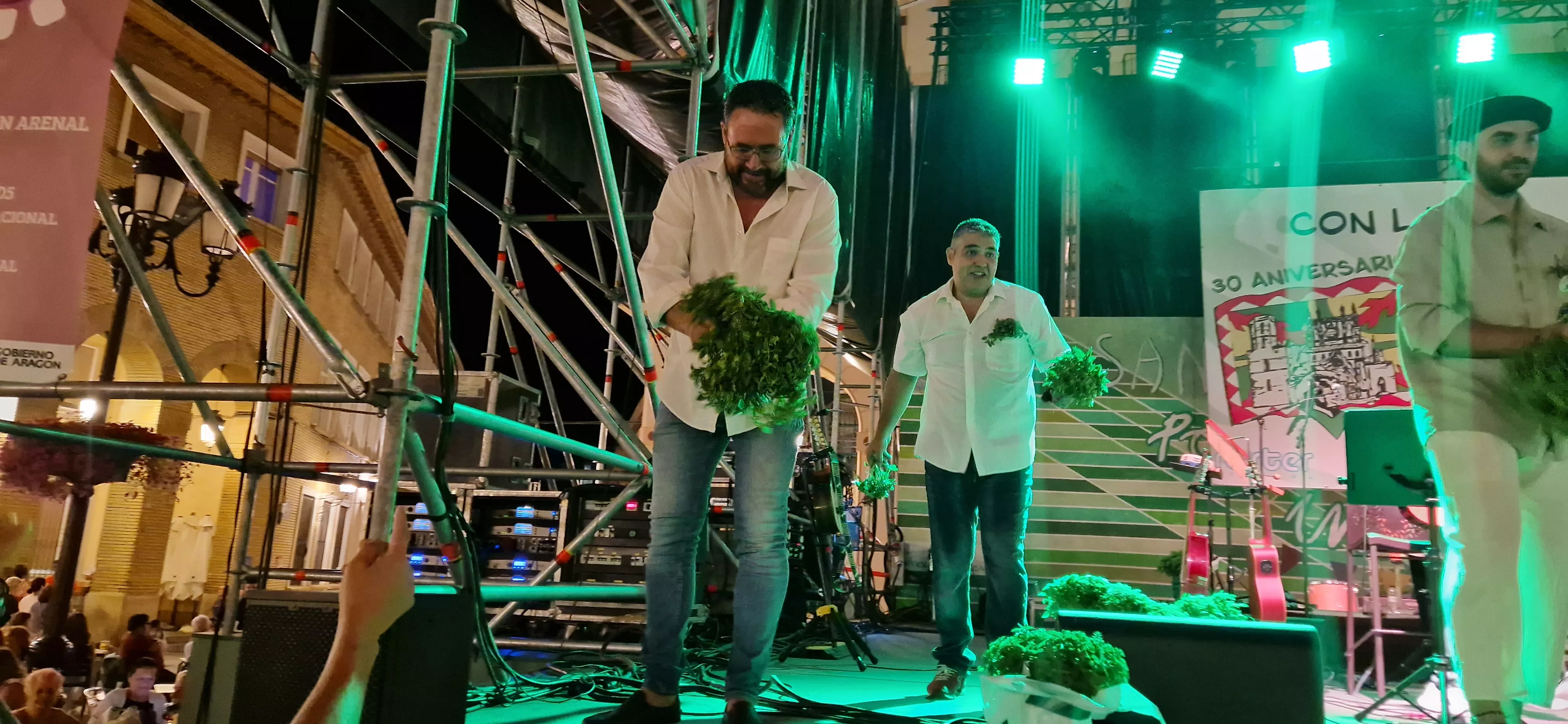 Os Mainates celebrando el 30º aniversario de la Peña 10 D'Agosto. Foto Myriam Martínez 