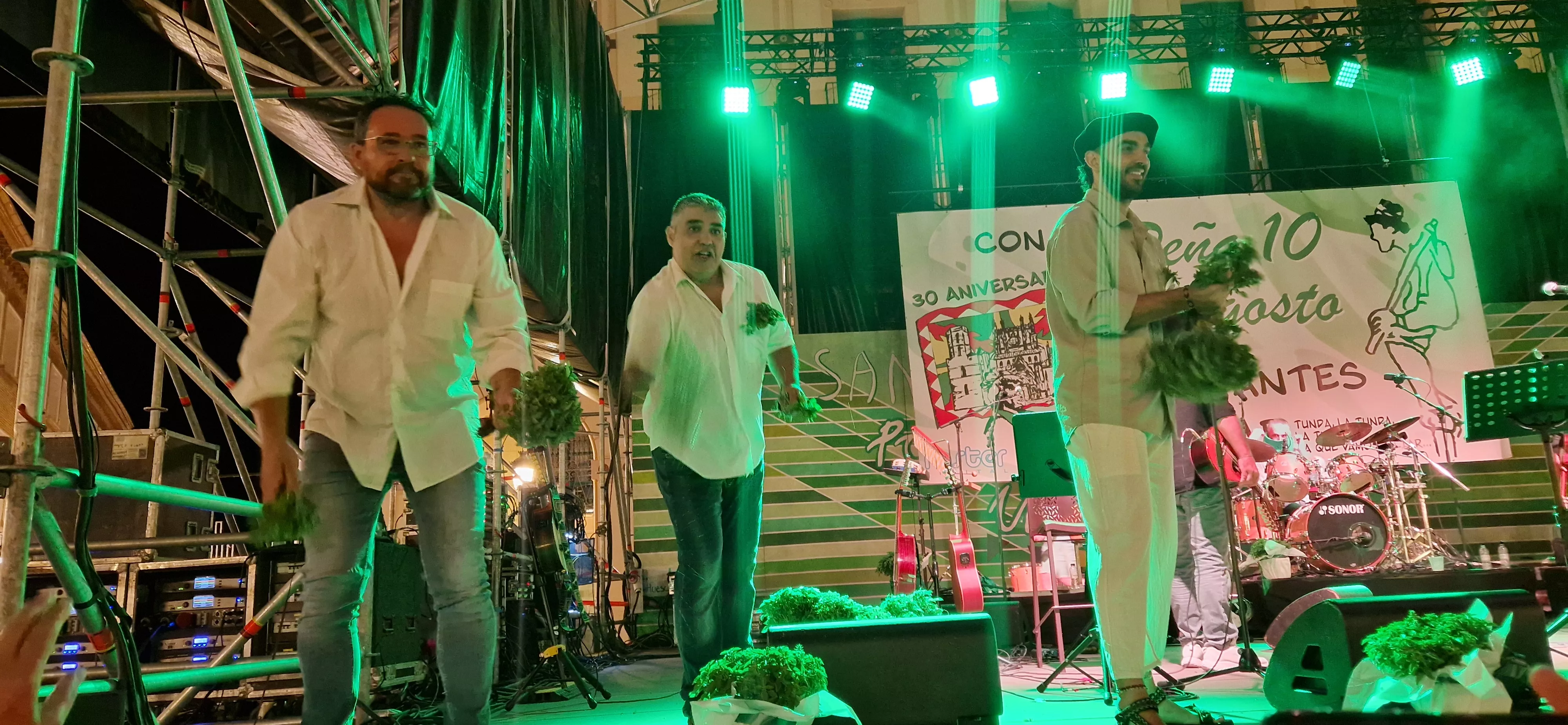 Os Mainates celebrando el 30º aniversario de la Peña 10 D'Agosto. Foto Myriam Martínez 