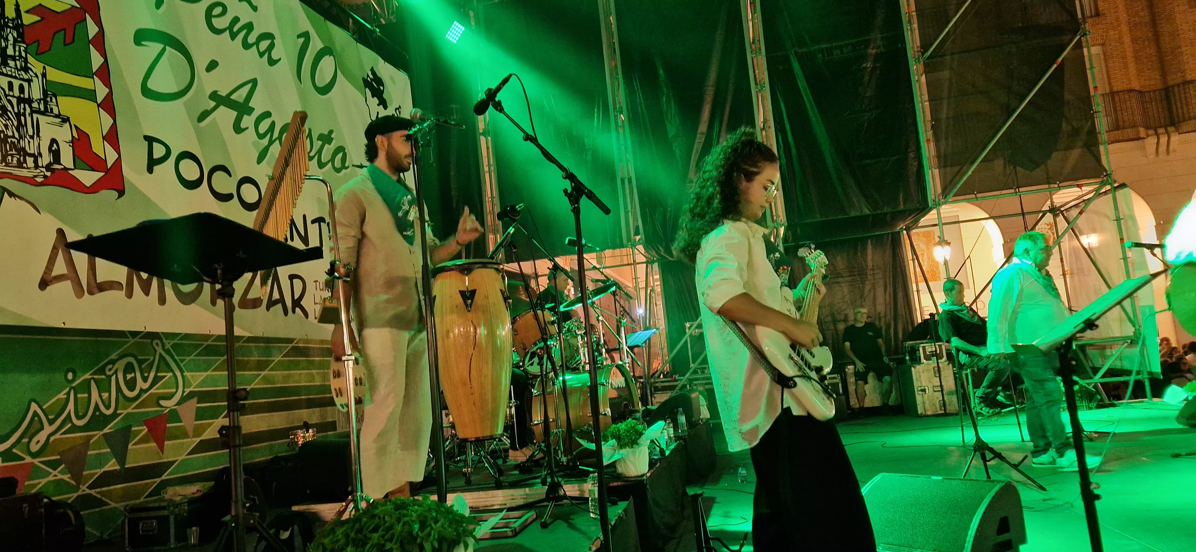 Os Mainates celebrando el 30º aniversario de la Peña 10 D'Agosto. Foto Myriam Martínez 