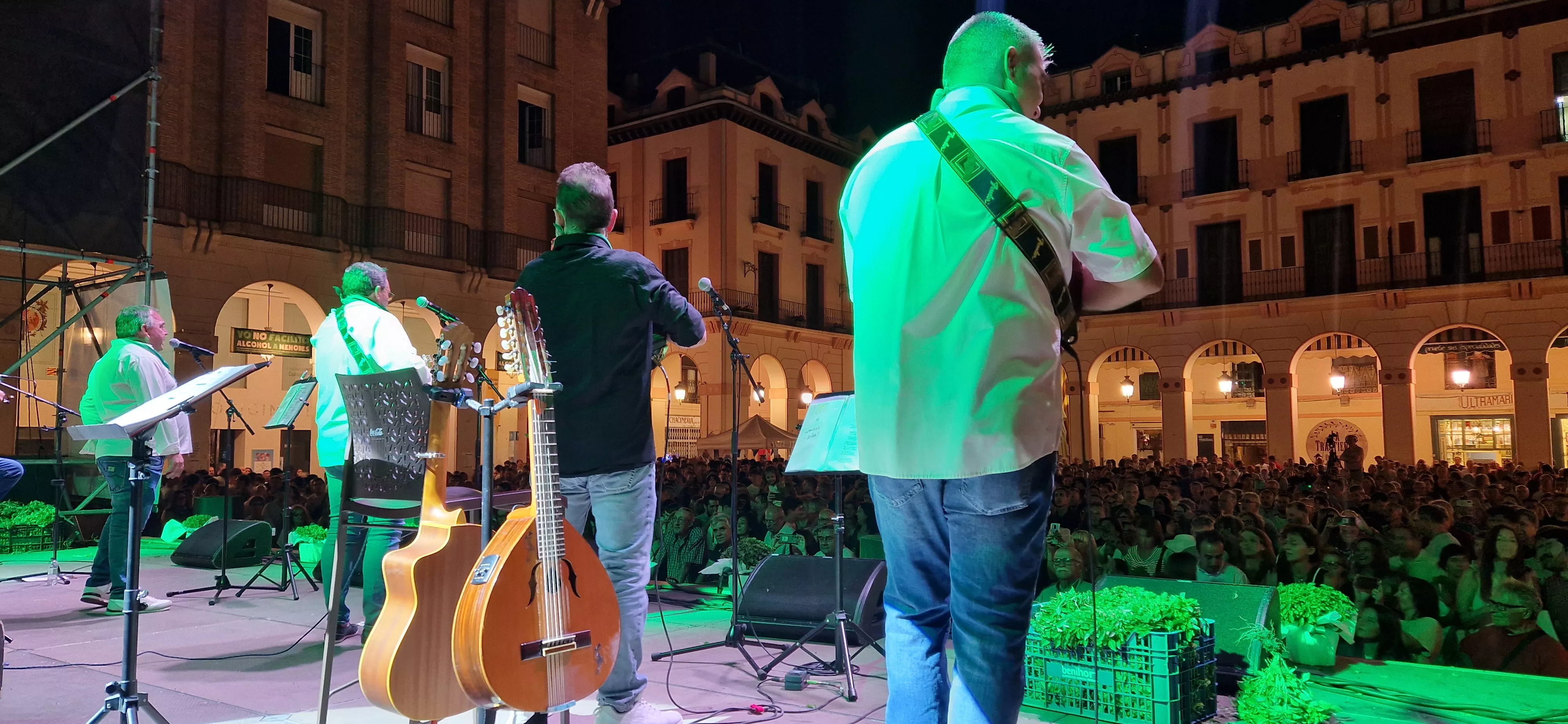 Os Mainates celebrando el 30º aniversario de la Peña 10 D'Agosto. Foto Myriam Martínez 