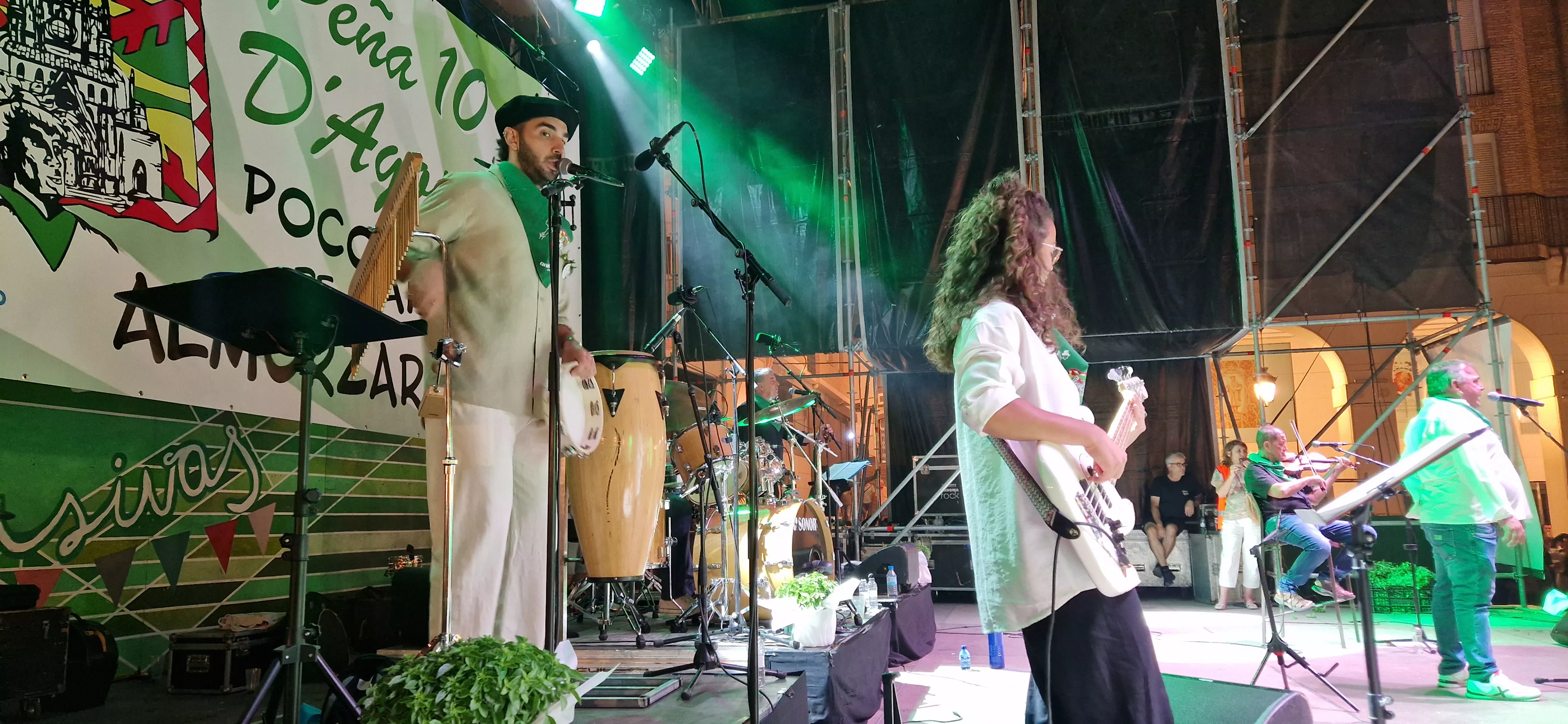 Os Mainates celebrando el 30º aniversario de la Peña 10 D'Agosto. Foto Myriam Martínez 