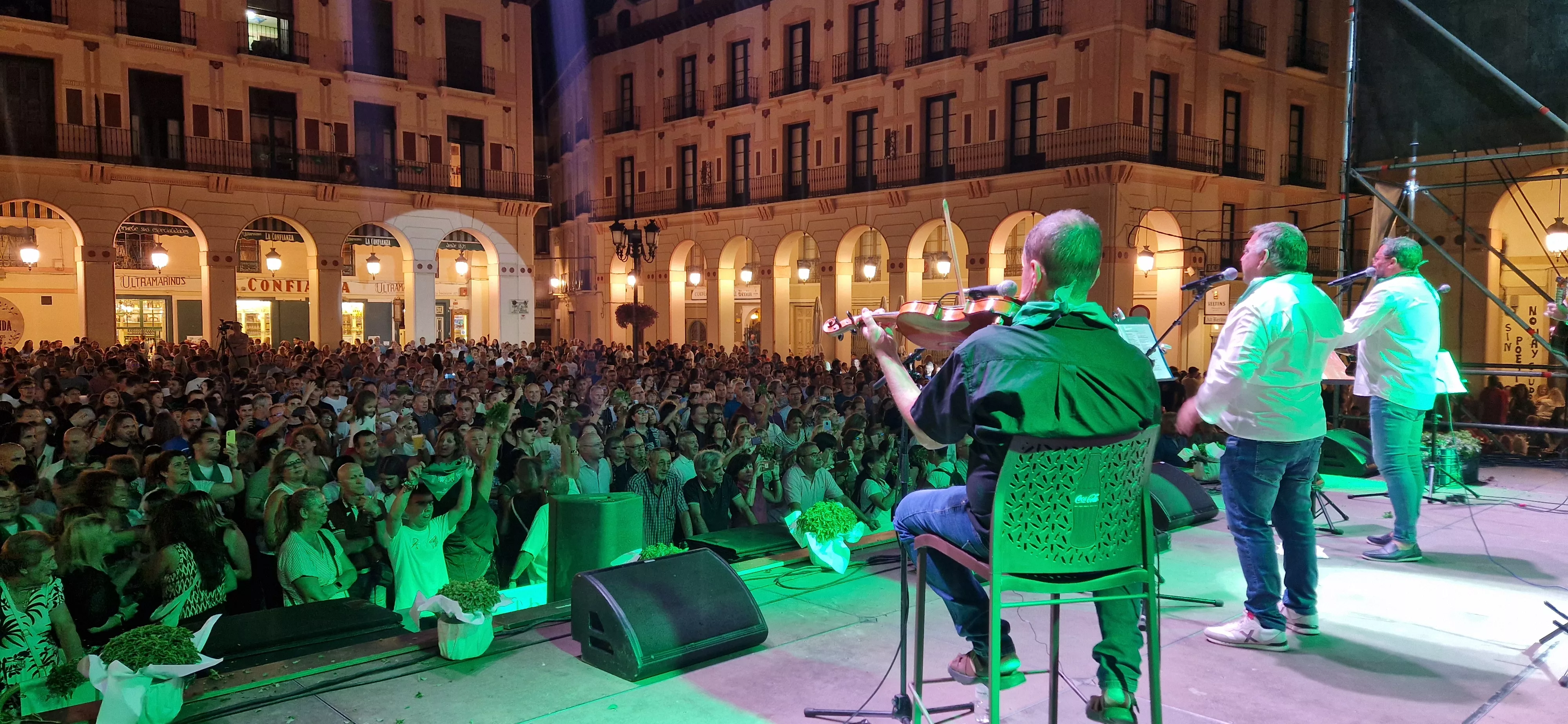 Os Mainates celebrando el 30º aniversario de la Peña 10 D'Agosto. Foto Myriam Martínez 