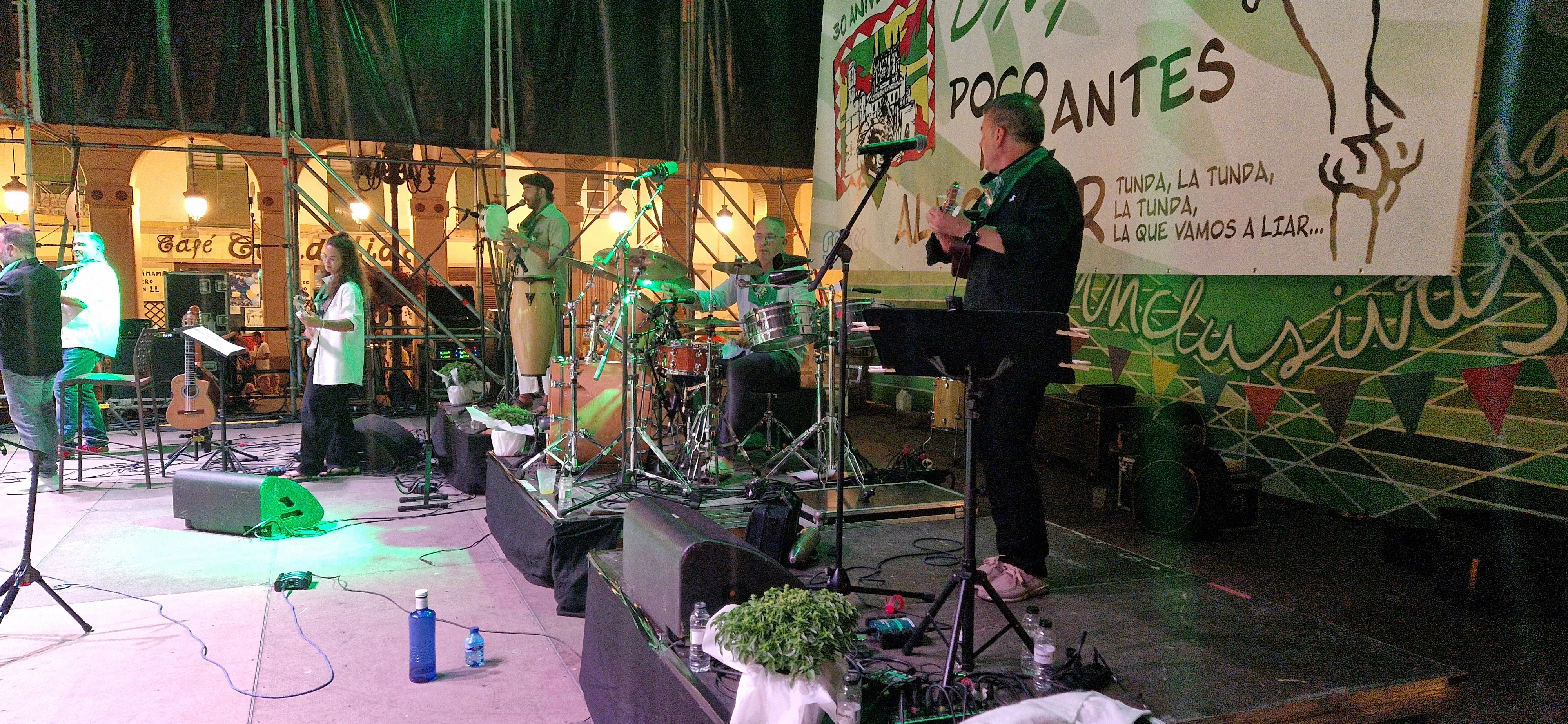 Os Mainates celebrando el 30º aniversario de la Peña 10 D'Agosto. Foto Myriam Martínez 