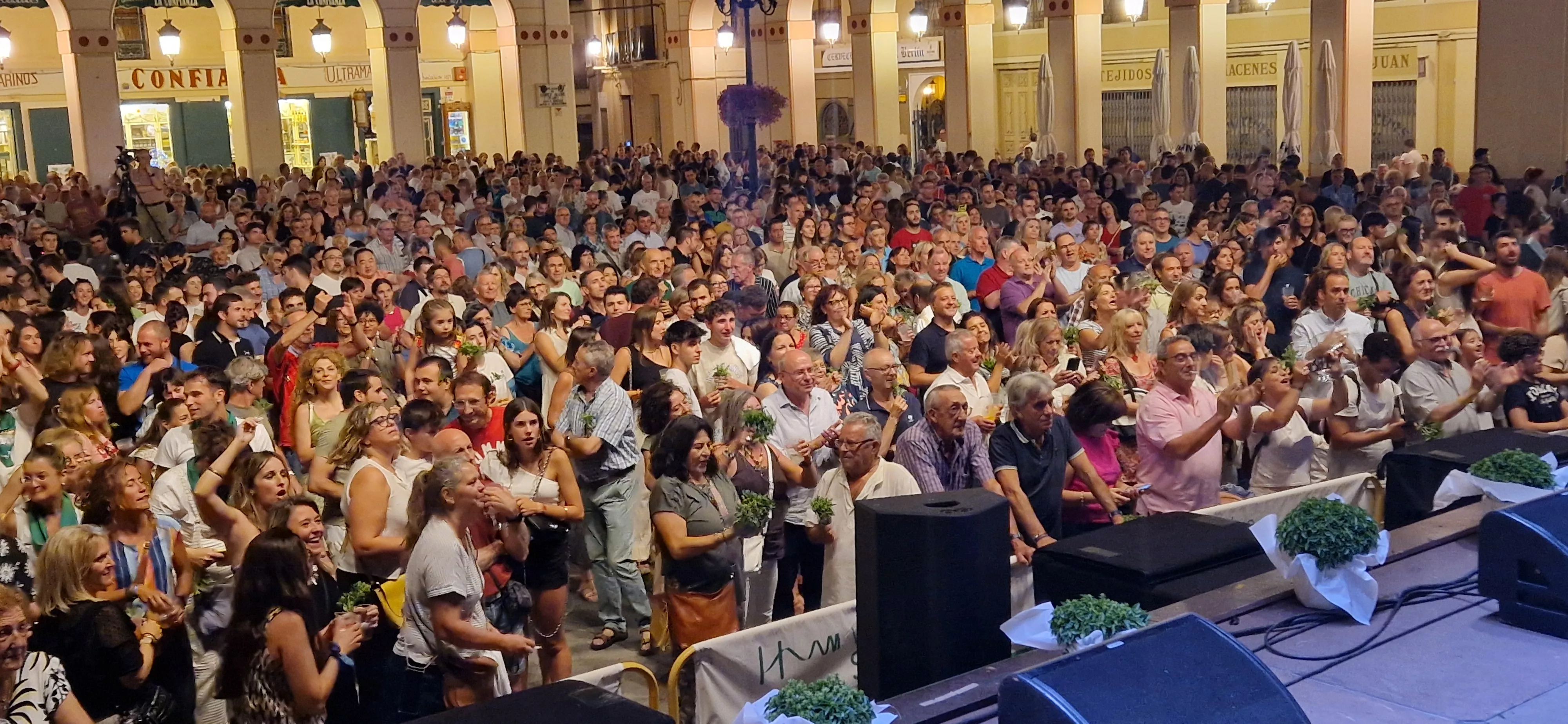 Os Mainates celebrando el 30º aniversario de la Peña 10 D'Agosto. Foto Myriam Martínez 