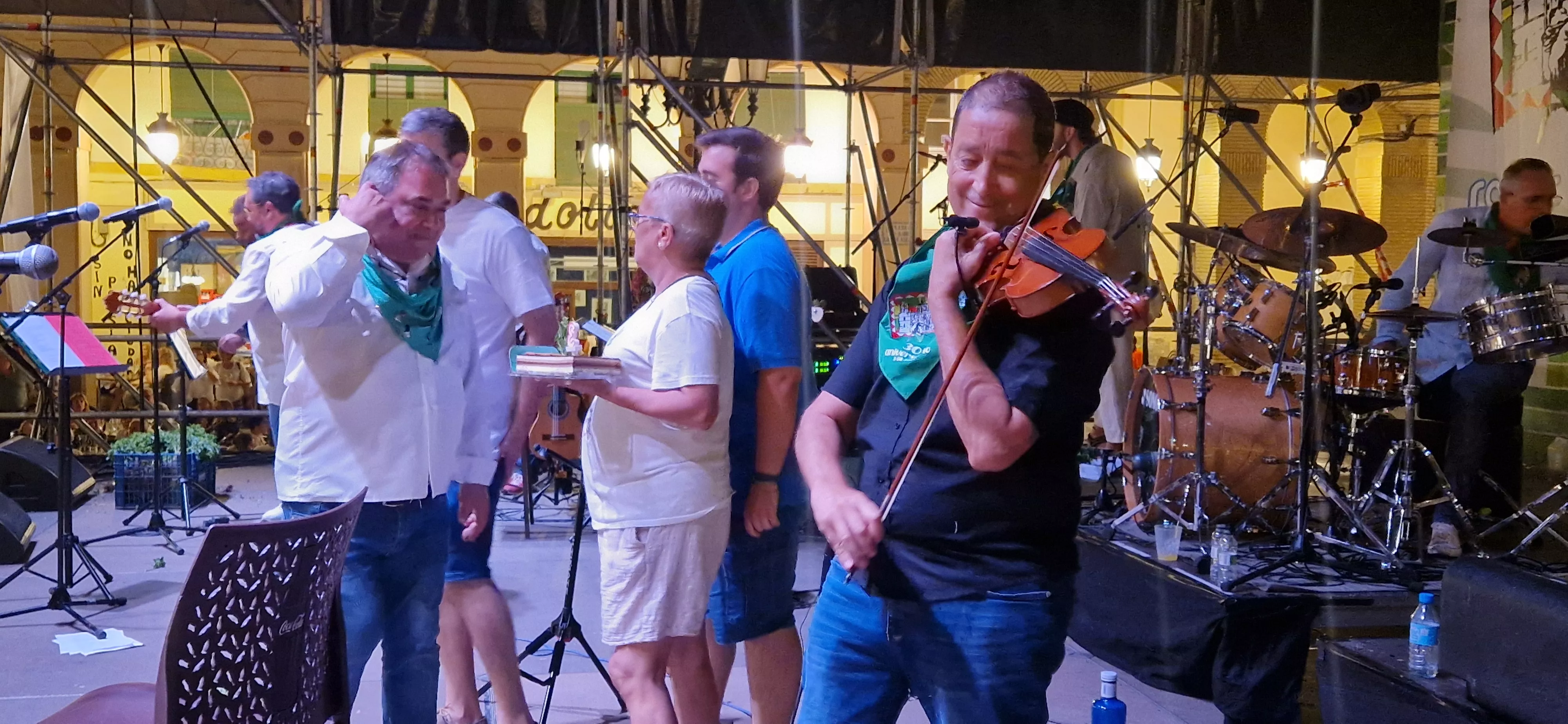 Os Mainates celebrando el 30º aniversario de la Peña 10 D'Agosto. Foto Myriam Martínez