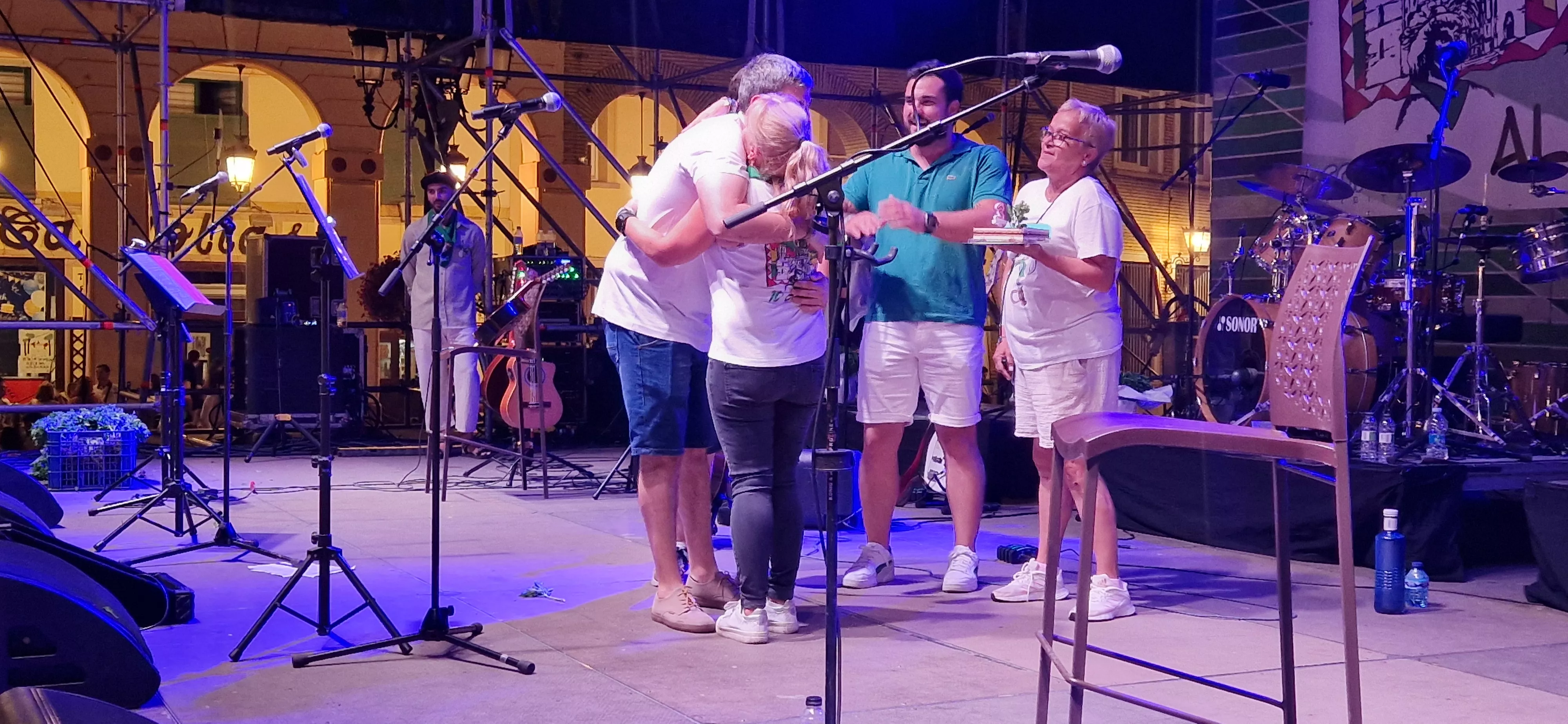 Os Mainates celebrando el 30º aniversario de la Peña 10 D'Agosto. Foto Myriam Martínez 