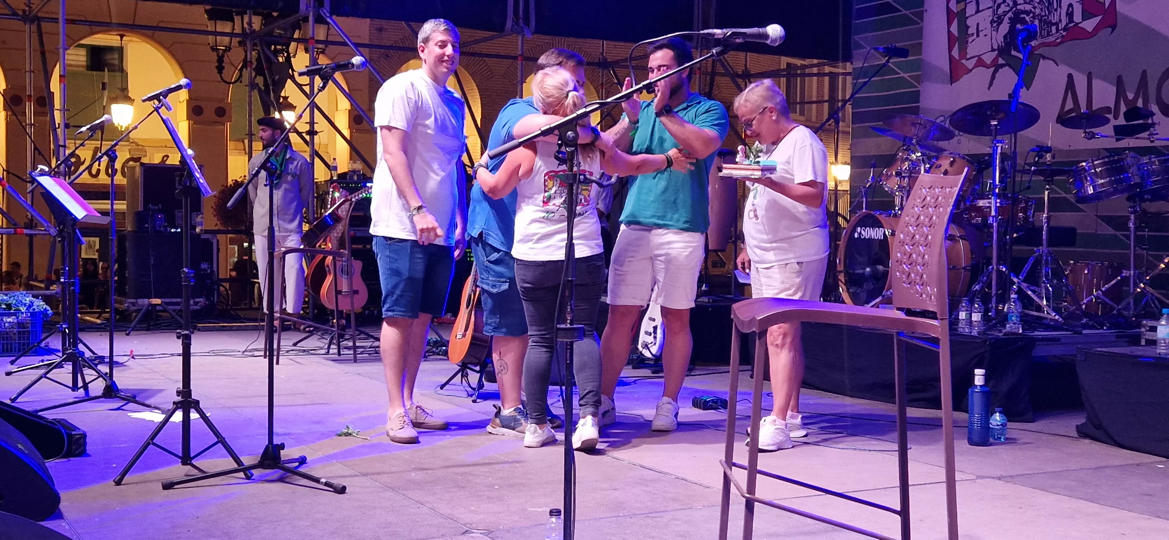 Os Mainates celebrando el 30º aniversario de la Peña 10 D'Agosto. Foto Myriam Martínez 