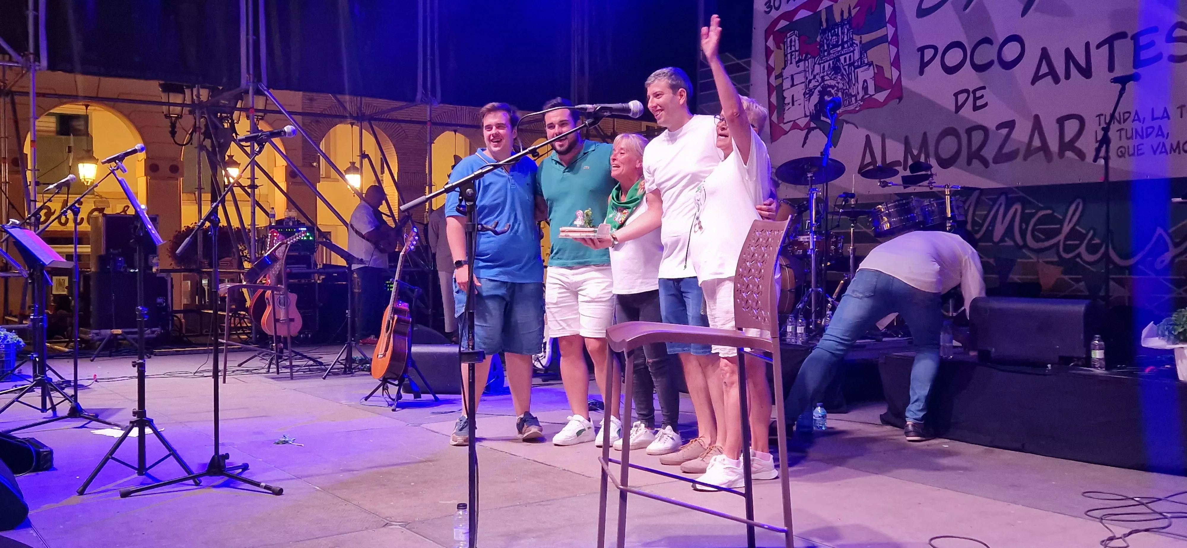 Os Mainates celebrando el 30º aniversario de la Peña 10 D'Agosto. Foto Myriam Martínez 