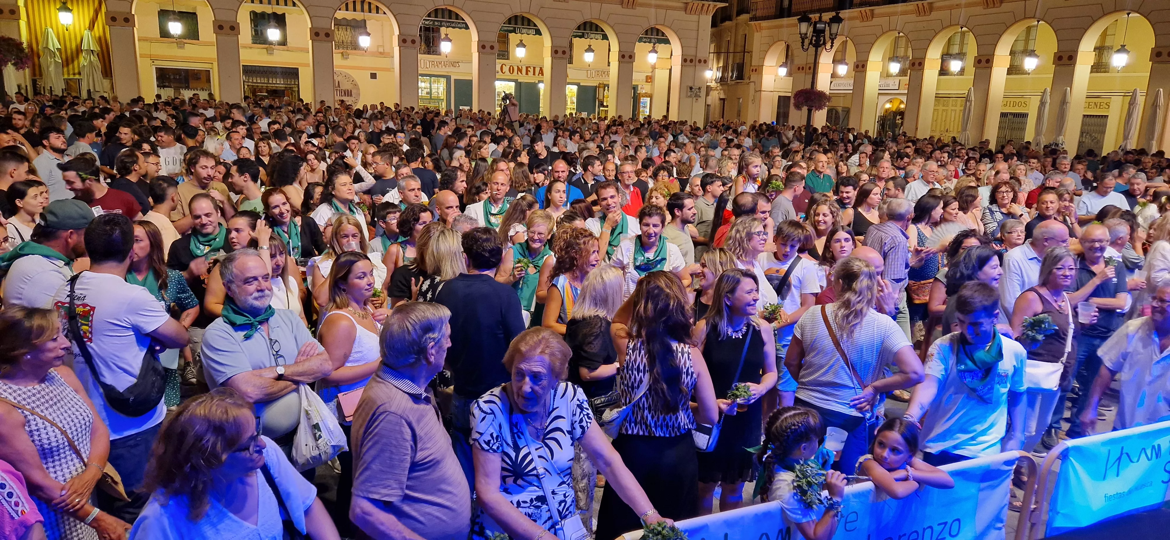 Os Mainates celebrando el 30º aniversario de la Peña 10 D'Agosto. Foto Myriam Martínez 