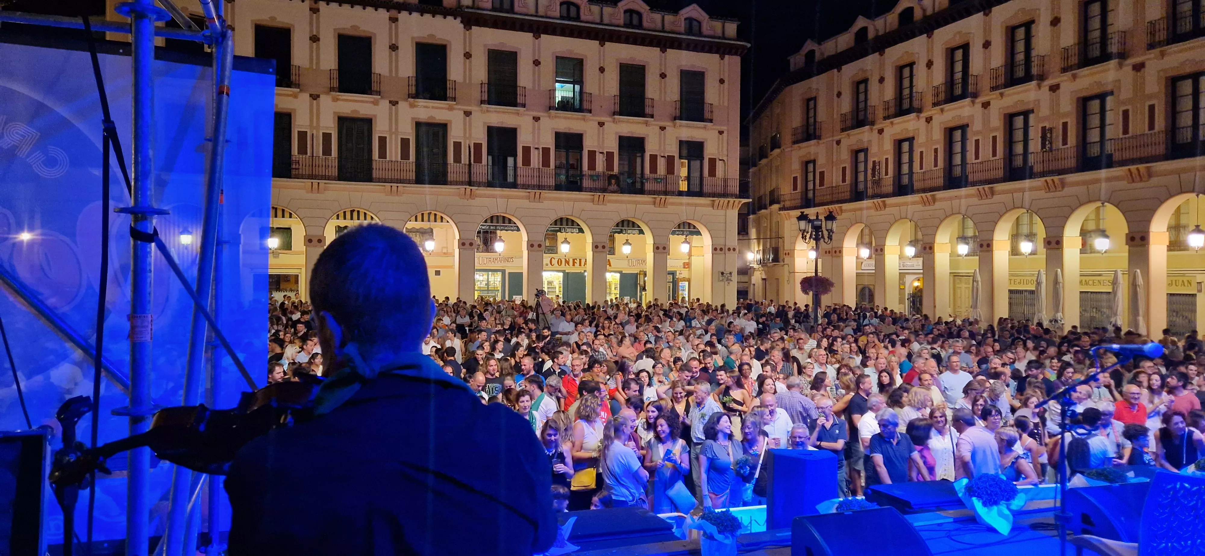 Os Mainates celebrando el 30º aniversario de la Peña 10 D'Agosto. Foto Myriam Martínez 