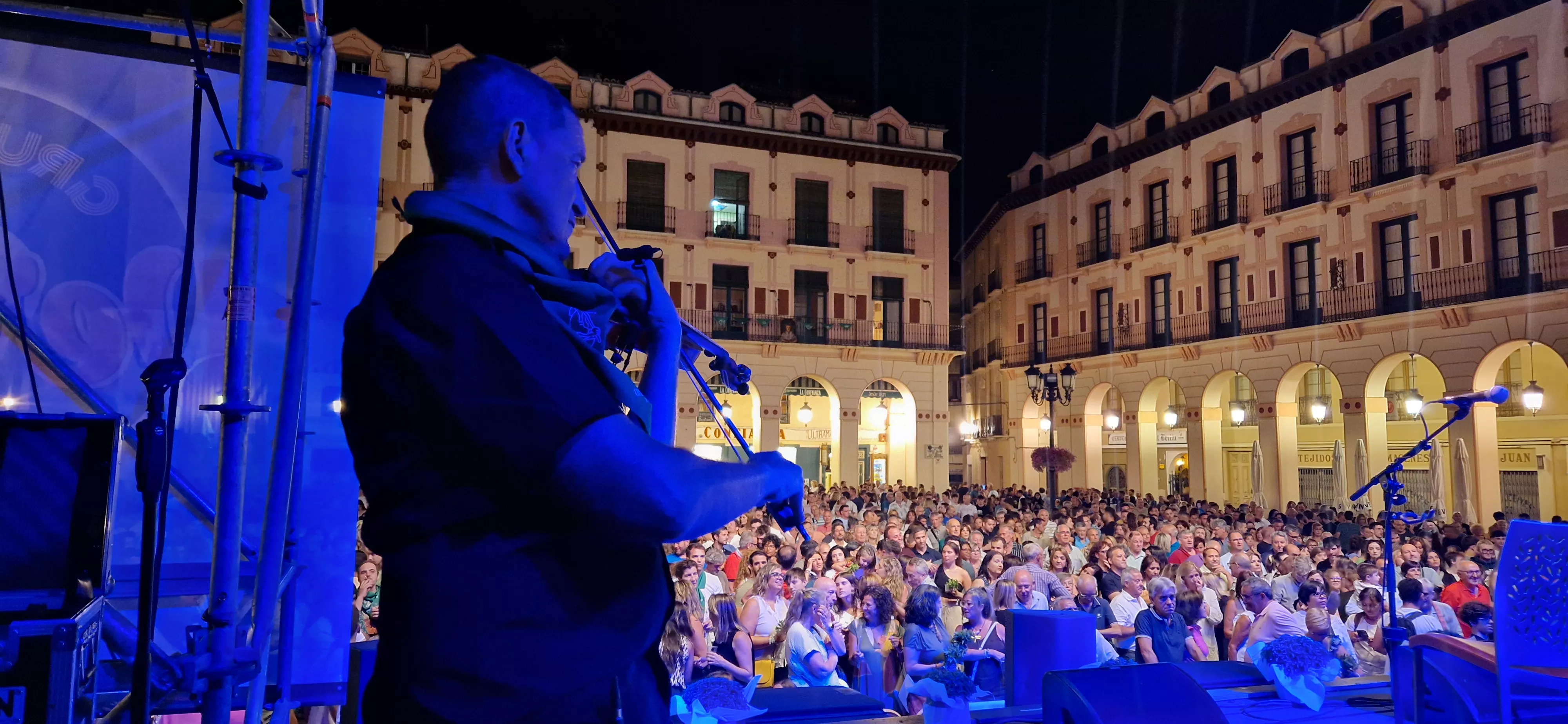 Os Mainates celebrando el 30º aniversario de la Peña 10 D'Agosto. Foto Myriam Martínez 